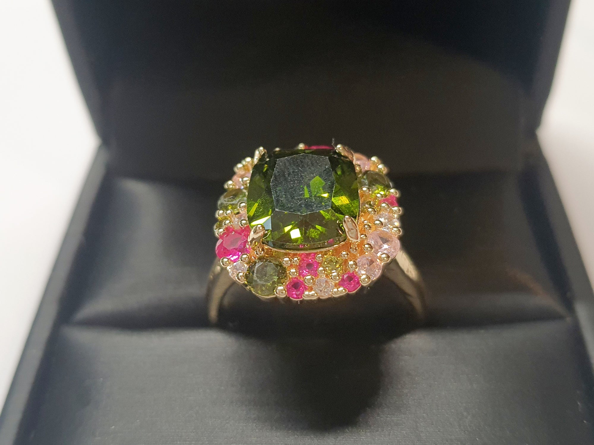 Złoty pierścionek ze stali nierdzewnej z dużym zielonym kamieniem otoczonym kolorowymi kryształami w stylu glamour królewskim. Rozmiar 20 mm. stal chirurgiczna, stal nierdzewna, wodoodporne, hipoalergiczne, jakość premium, RougeBizu.