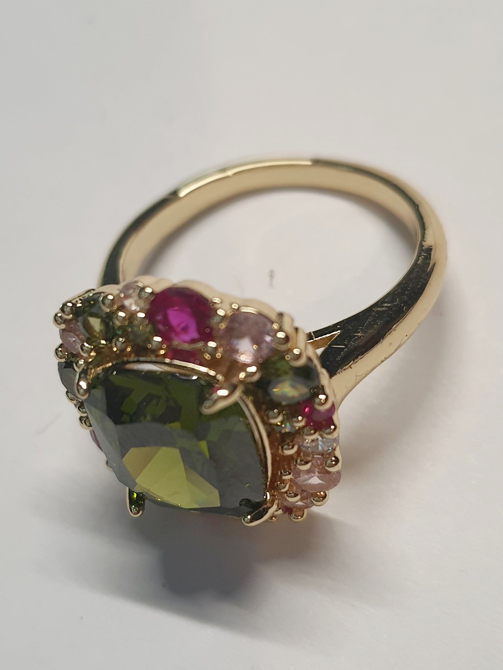 Złoty pierścionek ze stali nierdzewnej z dużym zielonym kamieniem otoczonym kolorowymi kryształami w stylu glamour królewskim. Rozmiar 20 mm. stal chirurgiczna, stal nierdzewna, wodoodporne, hipoalergiczne, jakość premium, RougeBizu.