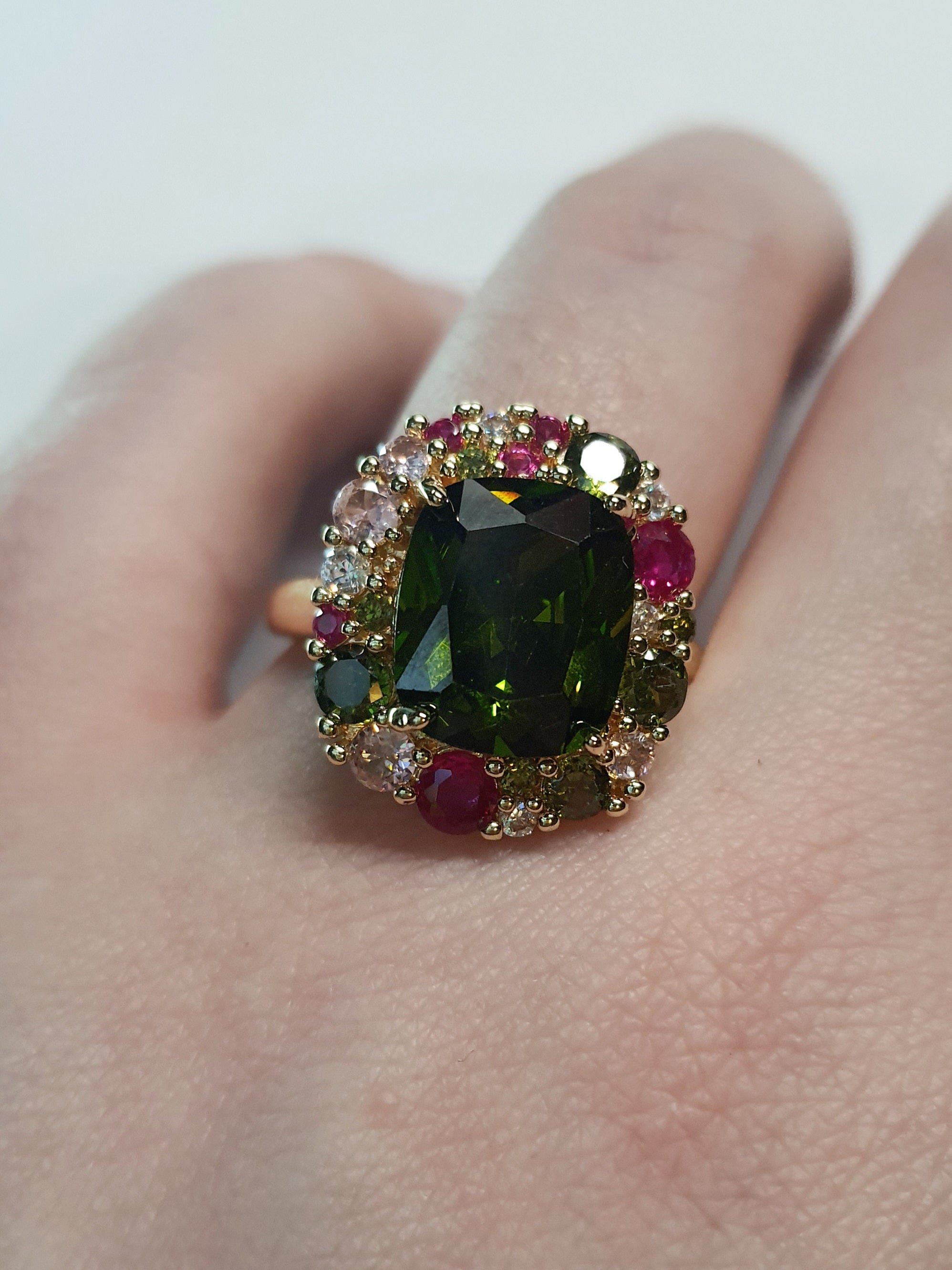Złoty pierścionek ze stali nierdzewnej z dużym zielonym kamieniem otoczonym kolorowymi kryształami w stylu glamour królewskim. Rozmiar 20 mm. stal chirurgiczna, stal nierdzewna, wodoodporne, hipoalergiczne, jakość premium, RougeBizu.