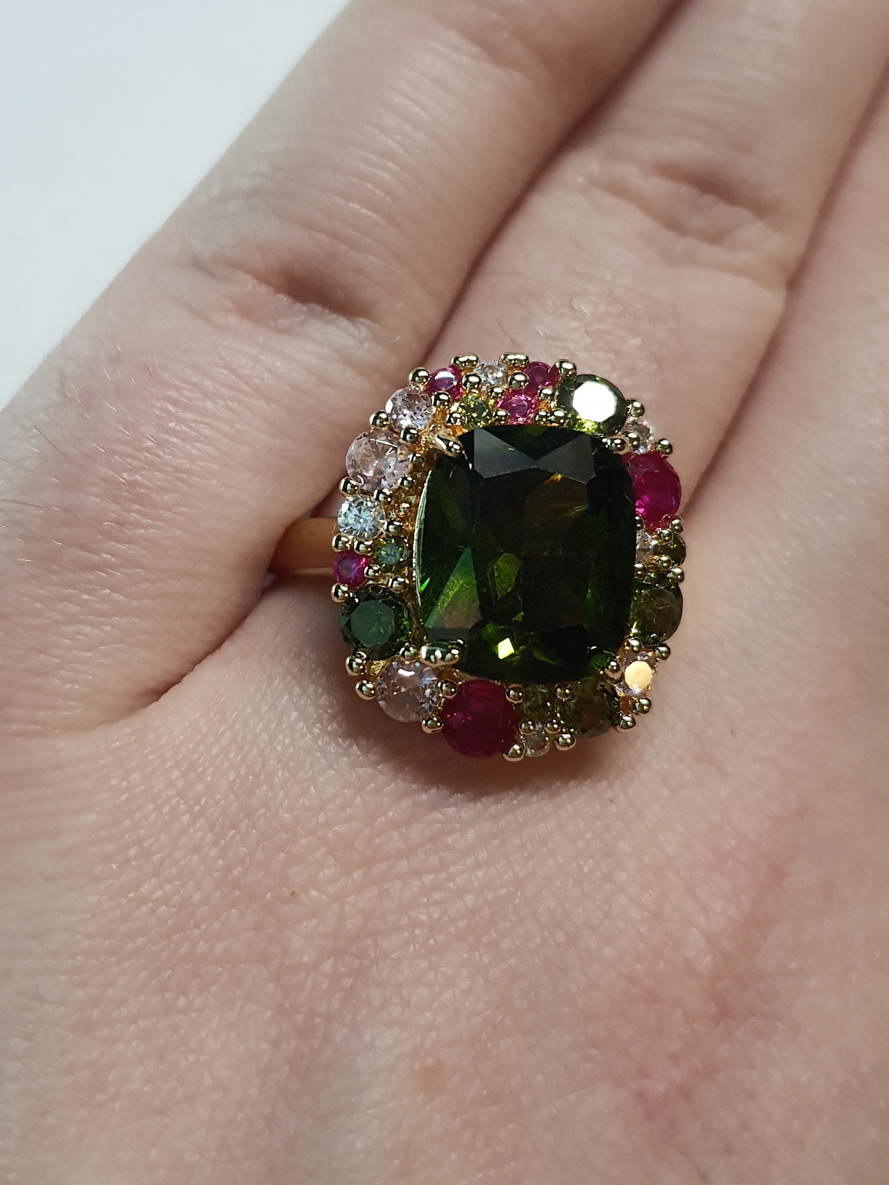 Złoty pierścionek ze stali nierdzewnej z dużym zielonym kamieniem otoczonym kolorowymi kryształami w stylu glamour królewskim. Rozmiar 20 mm. stal chirurgiczna, stal nierdzewna, wodoodporne, hipoalergiczne, jakość premium, RougeBizu.