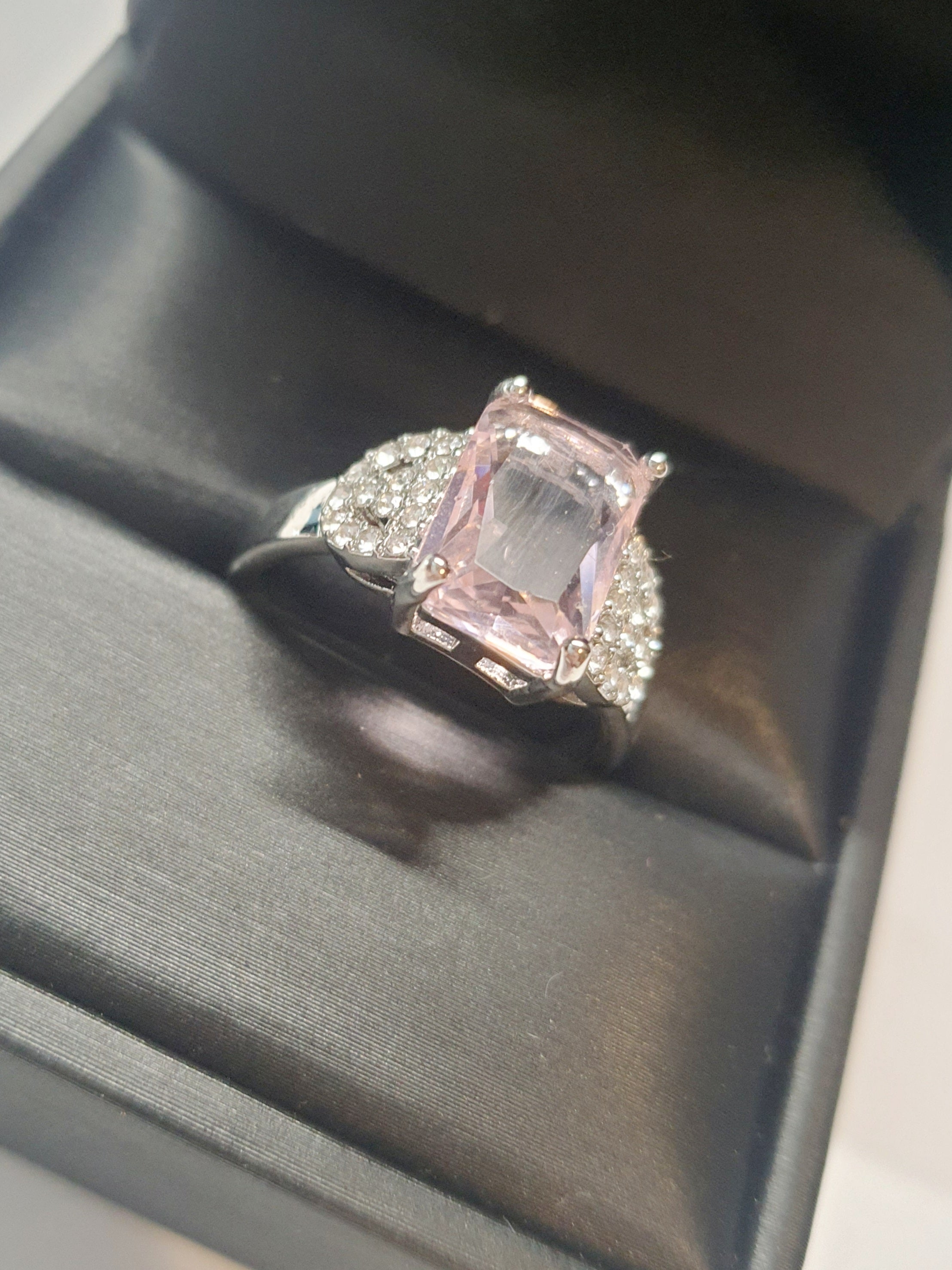 Srebrny pierścionek ze stali nierdzewnej z różowym kamieniem o szlifie szmaragdowym i sercem z cyrkoniami, romantyczny i elegancki. Rozmiar 19 mm. stal chirurgiczna, stal nierdzewna, wodoodporne, hipoalergiczne, jakość premium, RougeBizu.