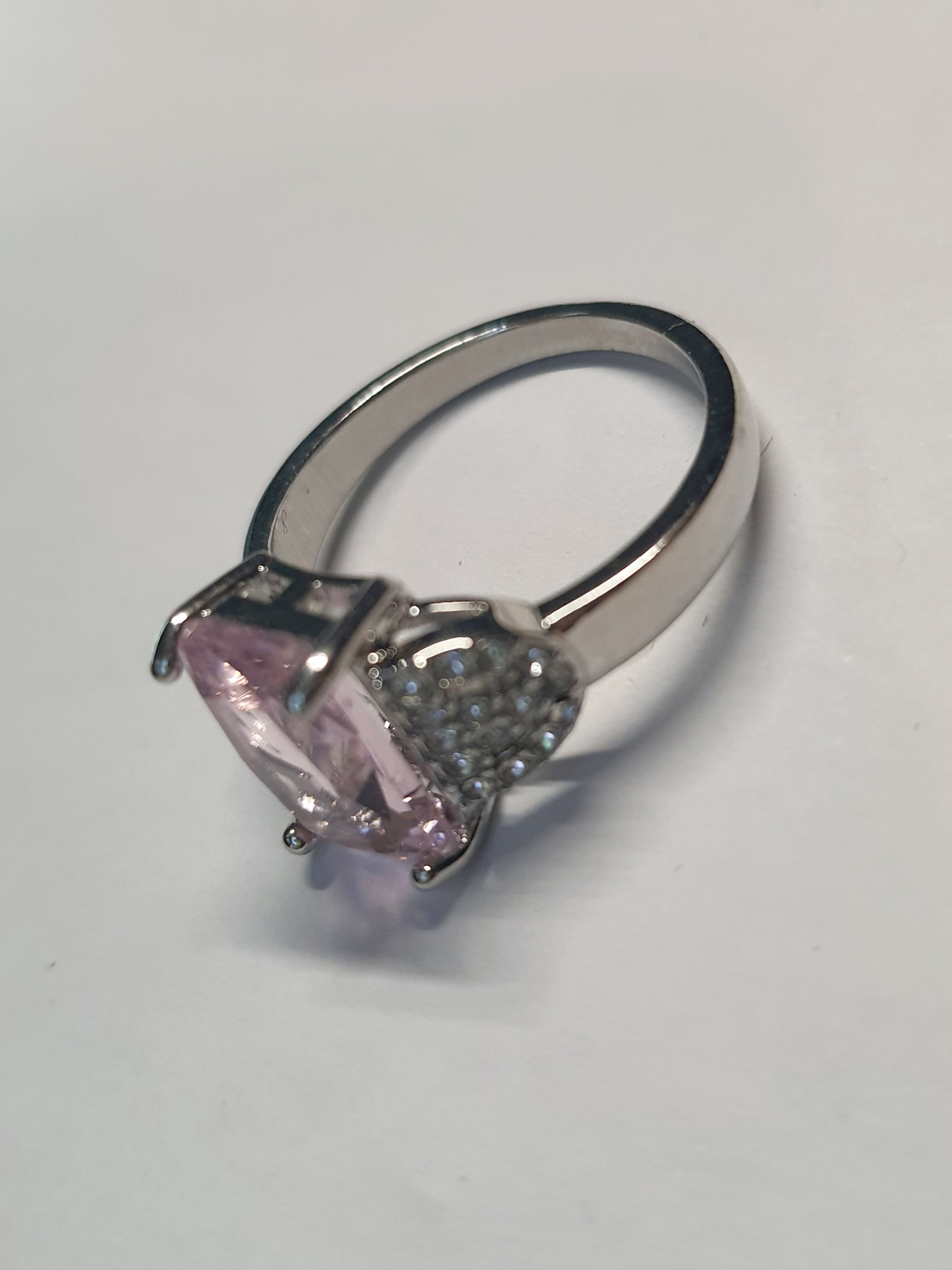 Srebrny pierścionek ze stali nierdzewnej z różowym kamieniem o szlifie szmaragdowym i sercem z cyrkoniami, romantyczny i elegancki. Rozmiar 19 mm. stal chirurgiczna, stal nierdzewna, wodoodporne, hipoalergiczne, jakość premium, RougeBizu.