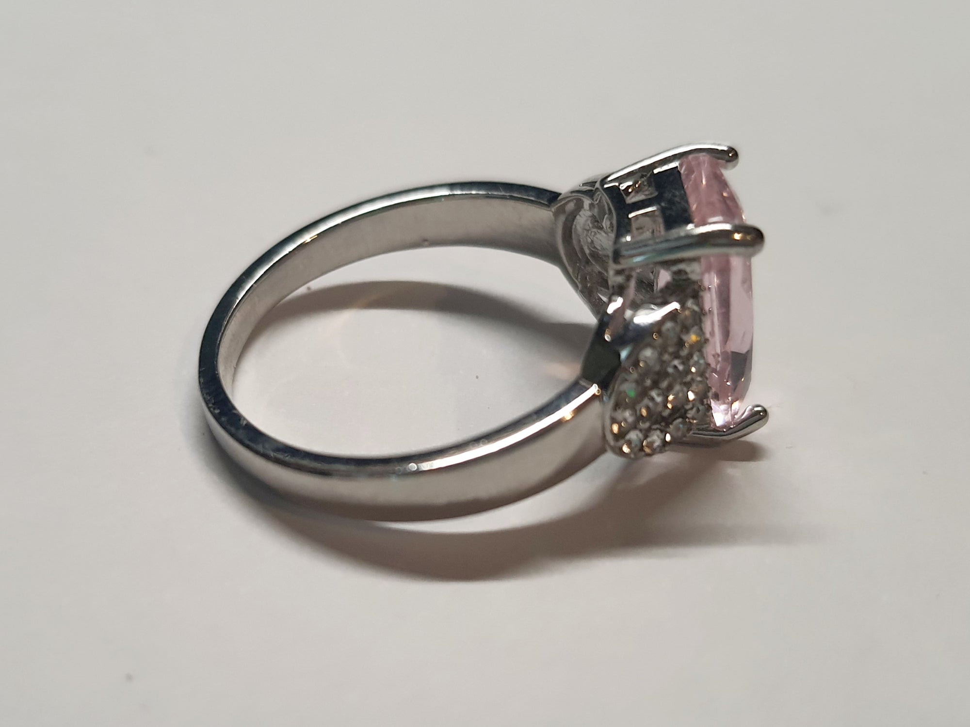 Srebrny pierścionek ze stali nierdzewnej z różowym kamieniem o szlifie szmaragdowym i sercem z cyrkoniami, romantyczny i elegancki. Rozmiar 19 mm. stal chirurgiczna, stal nierdzewna, wodoodporne, hipoalergiczne, jakość premium, RougeBizu.