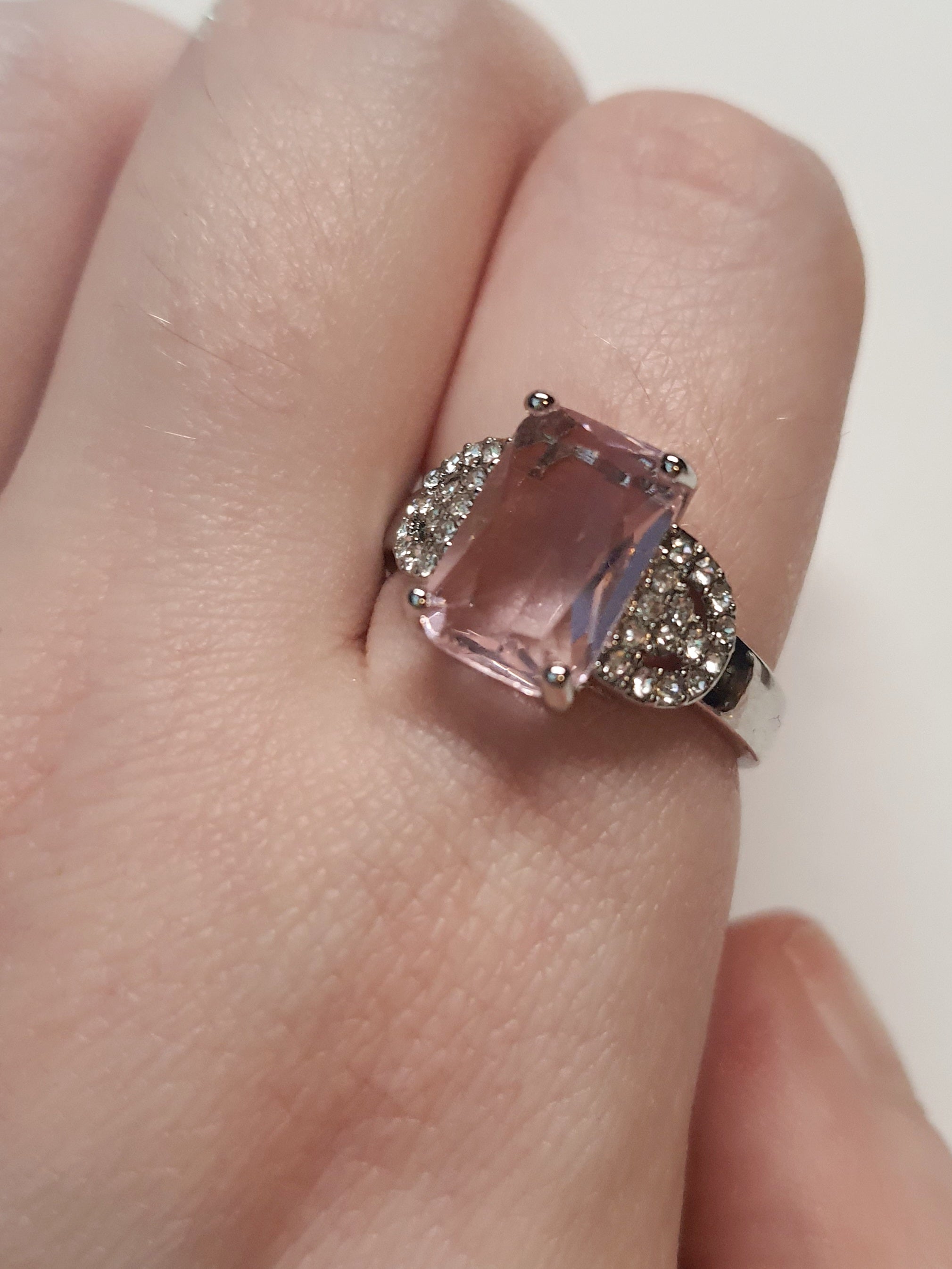 Srebrny pierścionek ze stali nierdzewnej z różowym kamieniem o szlifie szmaragdowym i sercem z cyrkoniami, romantyczny i elegancki. Rozmiar 19 mm. stal chirurgiczna, stal nierdzewna, wodoodporne, hipoalergiczne, jakość premium, RougeBizu.