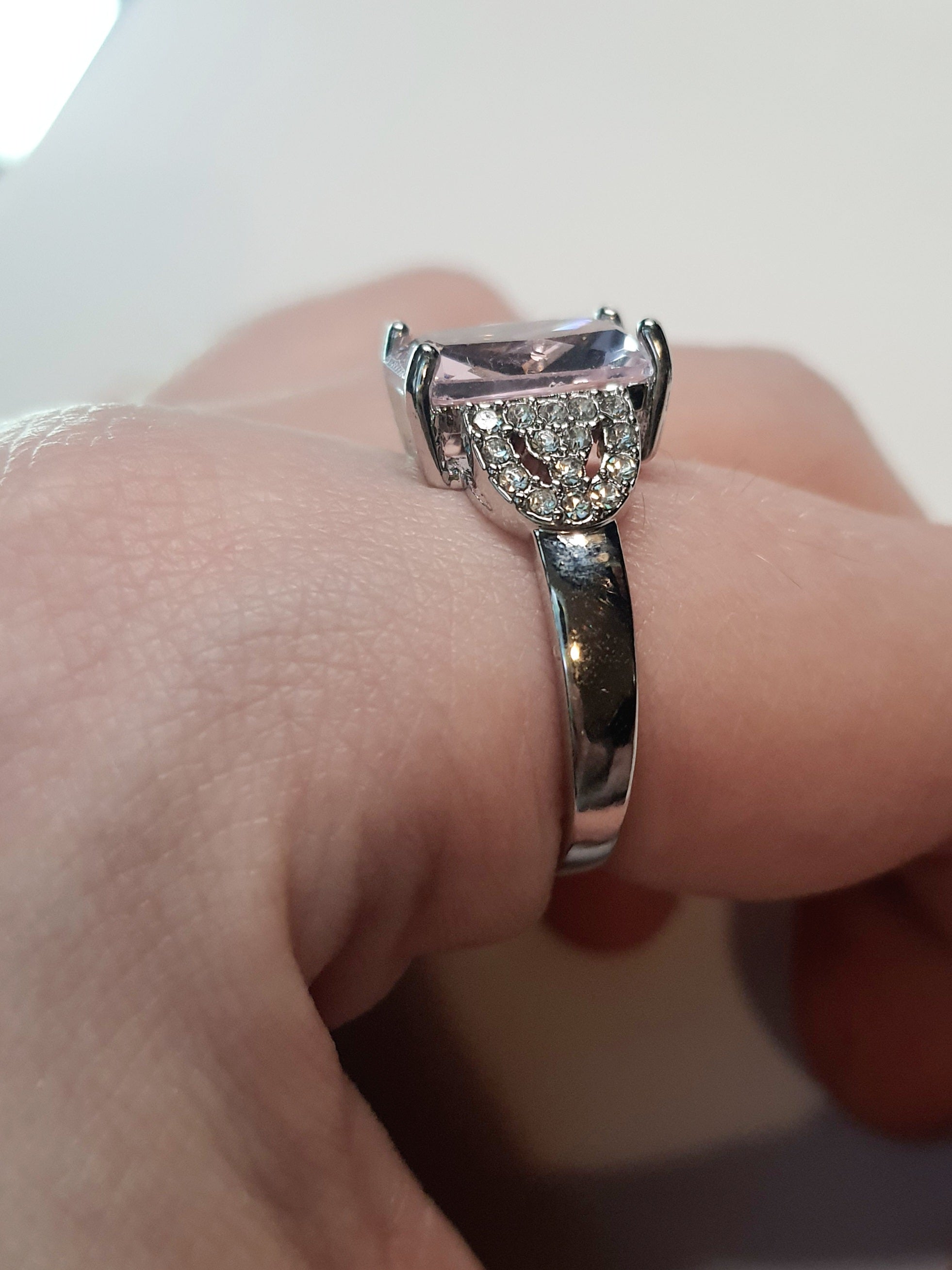 Srebrny pierścionek ze stali nierdzewnej z różowym kamieniem o szlifie szmaragdowym i sercem z cyrkoniami, romantyczny i elegancki. Rozmiar 19 mm. stal chirurgiczna, stal nierdzewna, wodoodporne, hipoalergiczne, jakość premium, RougeBizu.