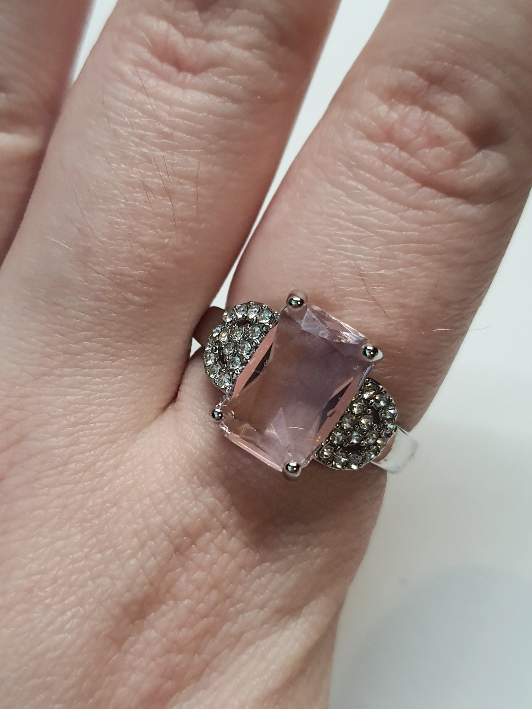 Srebrny pierścionek ze stali nierdzewnej z różowym kamieniem o szlifie szmaragdowym i sercem z cyrkoniami, romantyczny i elegancki. Rozmiar 19 mm. stal chirurgiczna, stal nierdzewna, wodoodporne, hipoalergiczne, jakość premium, RougeBizu.