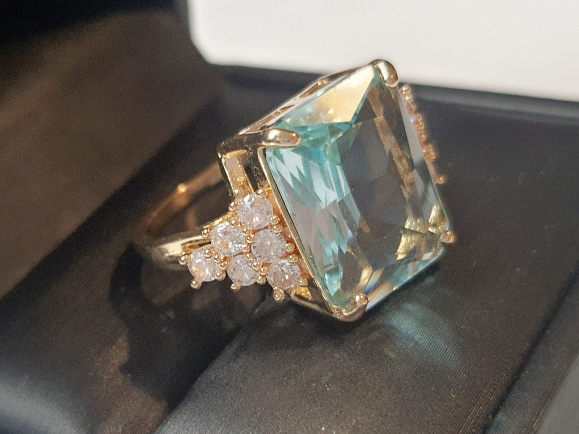Złoty pierścionek ze stali nierdzewnej z prostokątnym błękitnym kamieniem i cyrkoniami po bokach w stylu glamour klasycznym. Rozmiar 20 mm. stal chirurgiczna, stal nierdzewna, wodoodporne, hipoalergiczne, jakość premium, RougeBizu.