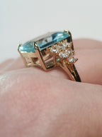 Złoty pierścionek ze stali nierdzewnej z prostokątnym błękitnym kamieniem i cyrkoniami po bokach w stylu glamour klasycznym. Rozmiar 20 mm. stal chirurgiczna, stal nierdzewna, wodoodporne, hipoalergiczne, jakość premium, RougeBizu.