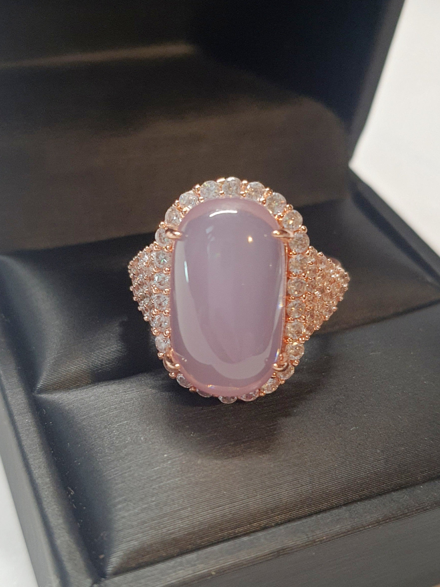 Pierścionek ze stali nierdzewnej w kolorze różowego złota z owalnym lawendowym kamieniem otoczonym cyrkoniami w stylu glamour romantycznym. Rozmiar 20 mm. stal chirurgiczna, stal nierdzewna, wodoodporne, hipoalergiczne, jakość premium, RougeBizu.