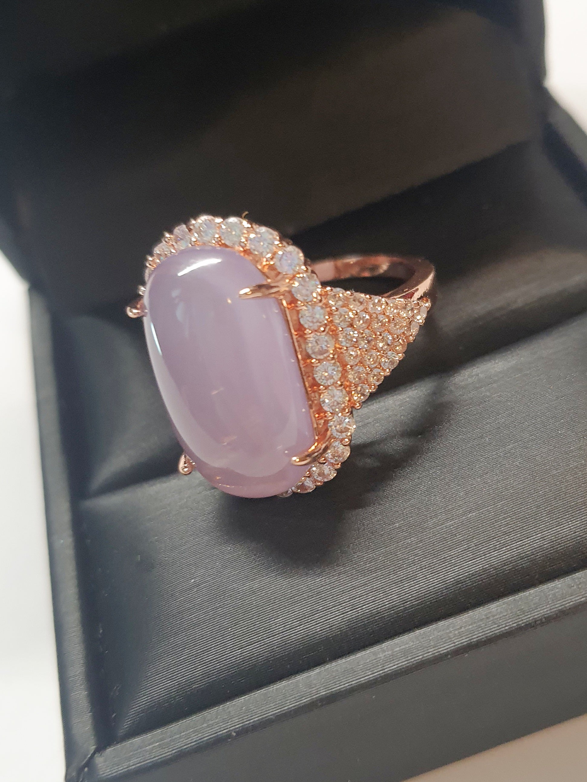 Pierścionek ze stali nierdzewnej w kolorze różowego złota z owalnym lawendowym kamieniem otoczonym cyrkoniami w stylu glamour romantycznym. Rozmiar 20 mm. stal chirurgiczna, stal nierdzewna, wodoodporne, hipoalergiczne, jakość premium, RougeBizu.