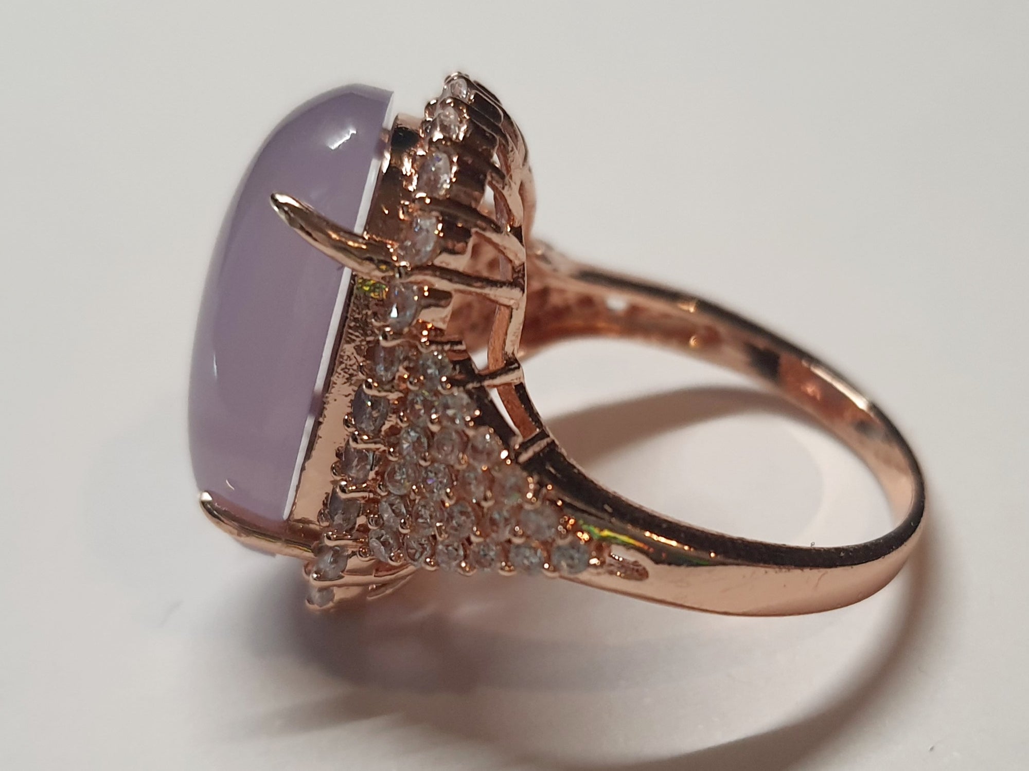 Pierścionek ze stali nierdzewnej w kolorze różowego złota z owalnym lawendowym kamieniem otoczonym cyrkoniami w stylu glamour romantycznym. Rozmiar 20 mm. stal chirurgiczna, stal nierdzewna, wodoodporne, hipoalergiczne, jakość premium, RougeBizu.