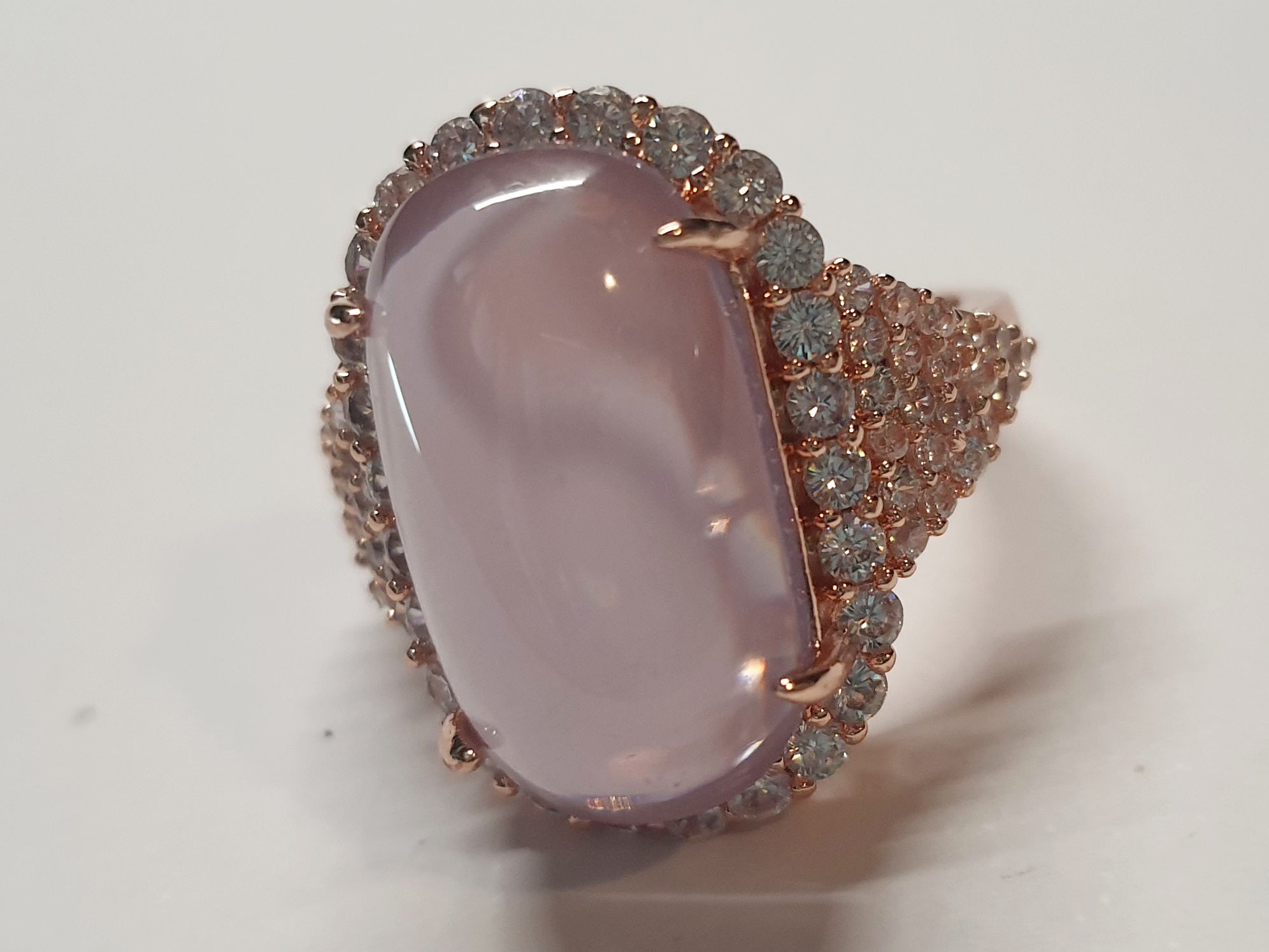 Pierścionek ze stali nierdzewnej w kolorze różowego złota z owalnym lawendowym kamieniem otoczonym cyrkoniami w stylu glamour romantycznym. Rozmiar 20 mm. stal chirurgiczna, stal nierdzewna, wodoodporne, hipoalergiczne, jakość premium, RougeBizu.