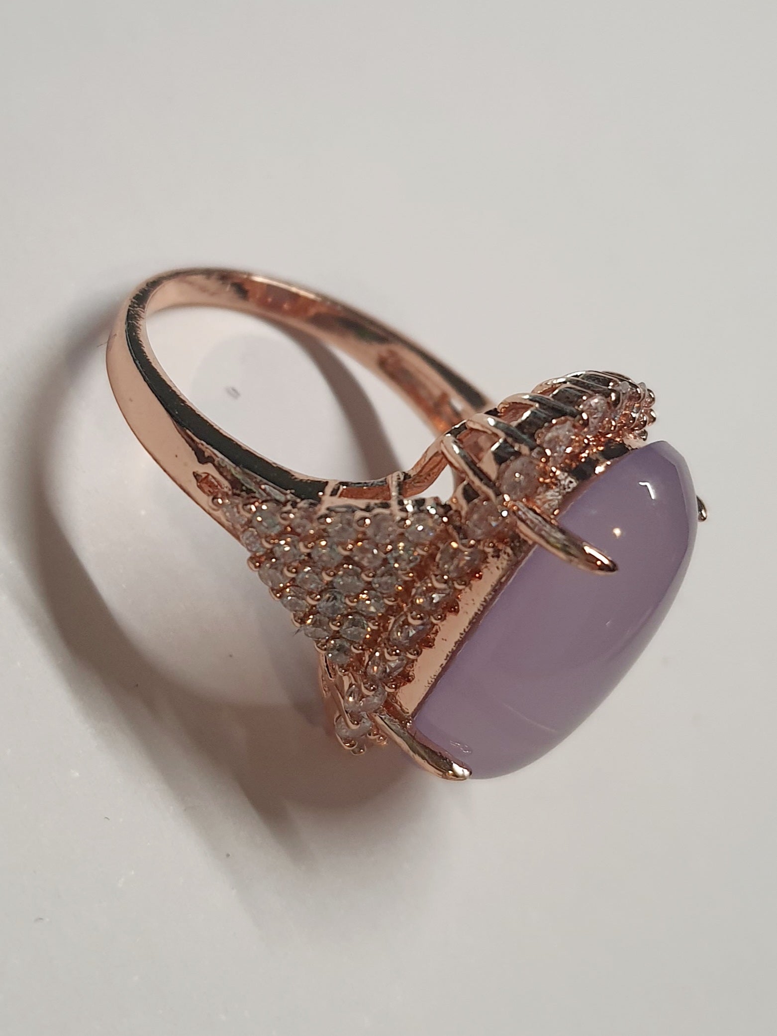 Pierścionek ze stali nierdzewnej w kolorze różowego złota z owalnym lawendowym kamieniem otoczonym cyrkoniami w stylu glamour romantycznym. Rozmiar 20 mm. stal chirurgiczna, stal nierdzewna, wodoodporne, hipoalergiczne, jakość premium, RougeBizu.