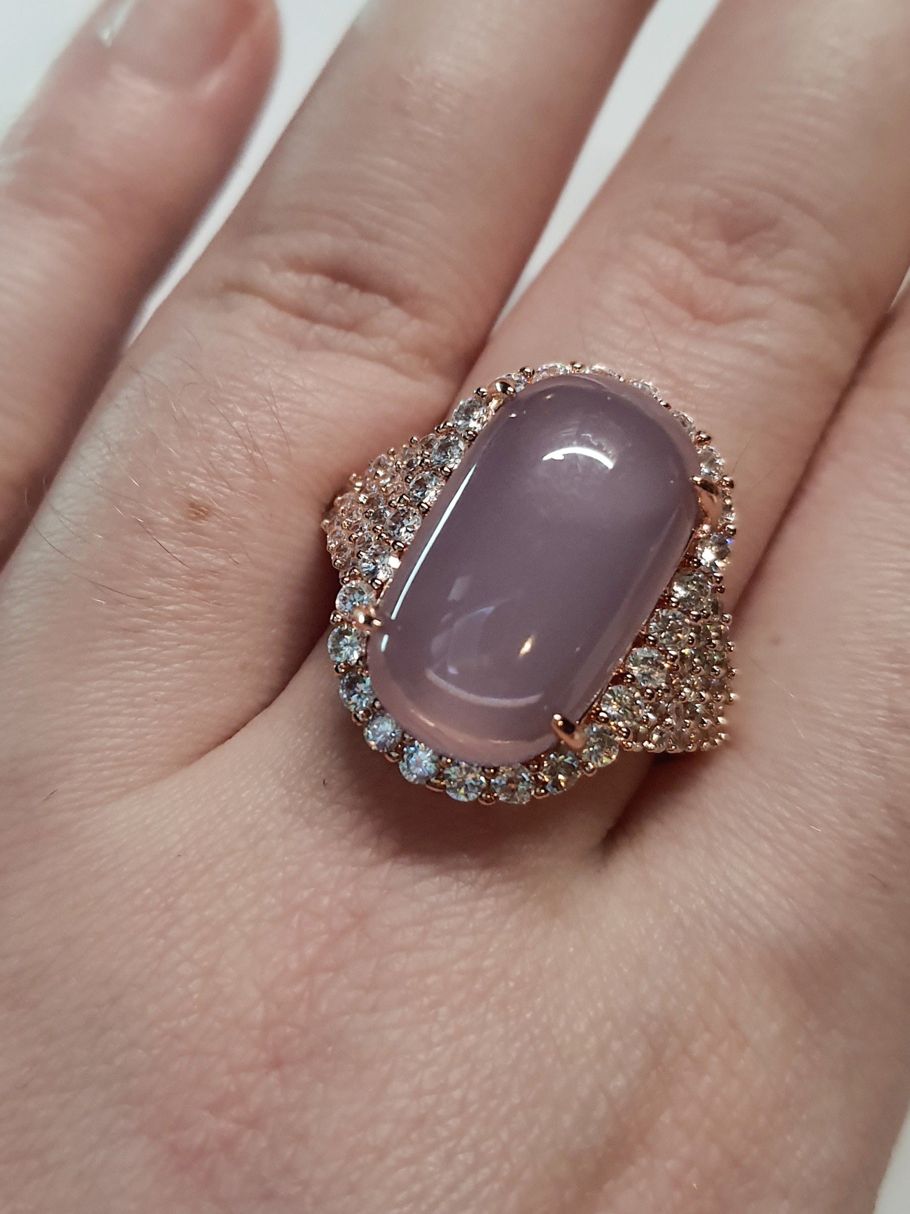 Pierścionek ze stali nierdzewnej w kolorze różowego złota z owalnym lawendowym kamieniem otoczonym cyrkoniami w stylu glamour romantycznym. Rozmiar 20 mm. stal chirurgiczna, stal nierdzewna, wodoodporne, hipoalergiczne, jakość premium, RougeBizu.