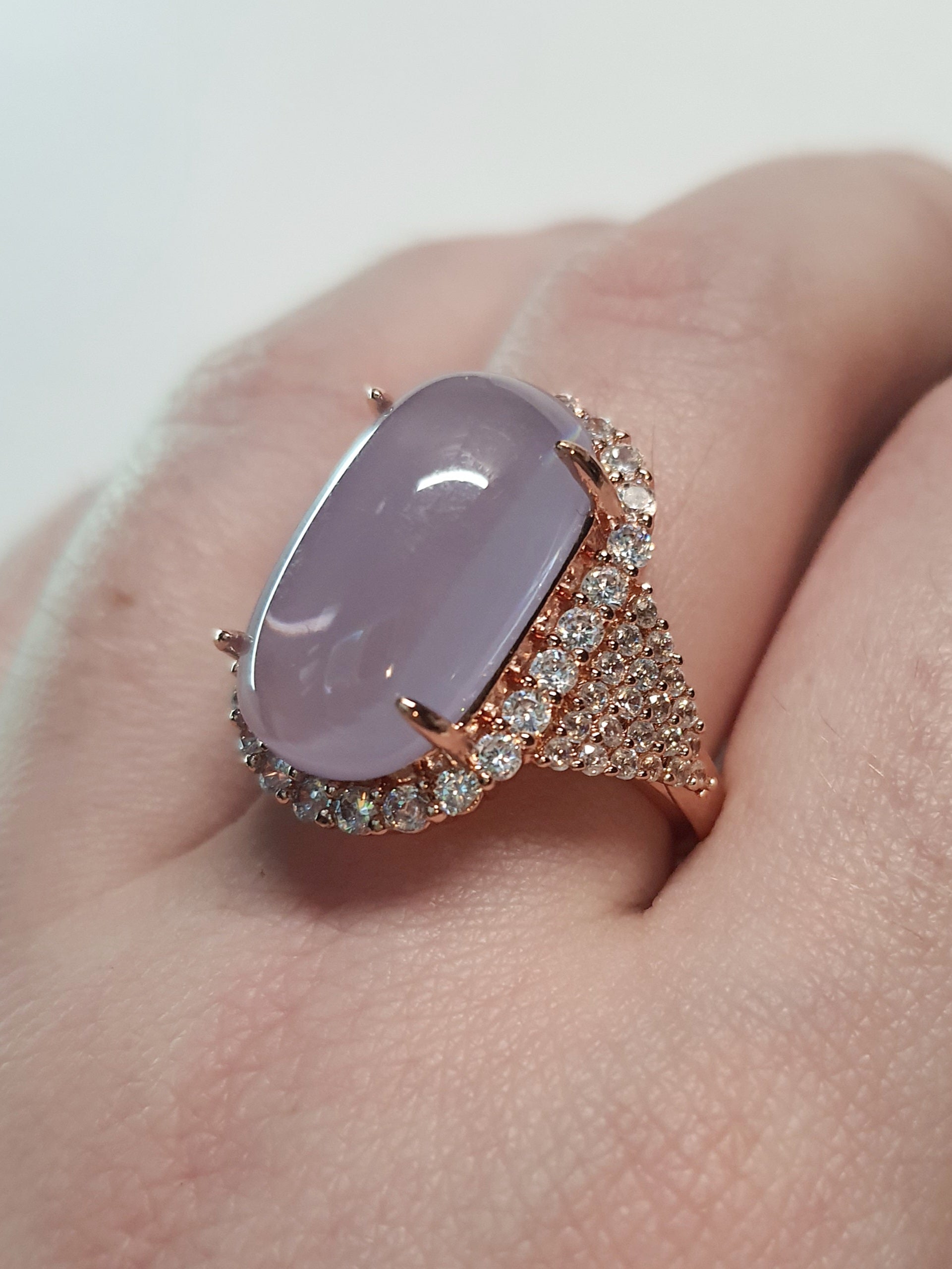 Pierścionek ze złotej stali nierdzewnej z dużym owalnym mleczno-różowym kamieniem otoczonym cyrkoniami w stylu glamour romantycznym. Rozmiar 19 mm. stal chirurgiczna, stal nierdzewna, wodoodporne, hipoalergiczne, jakość premium, RougeBizu.