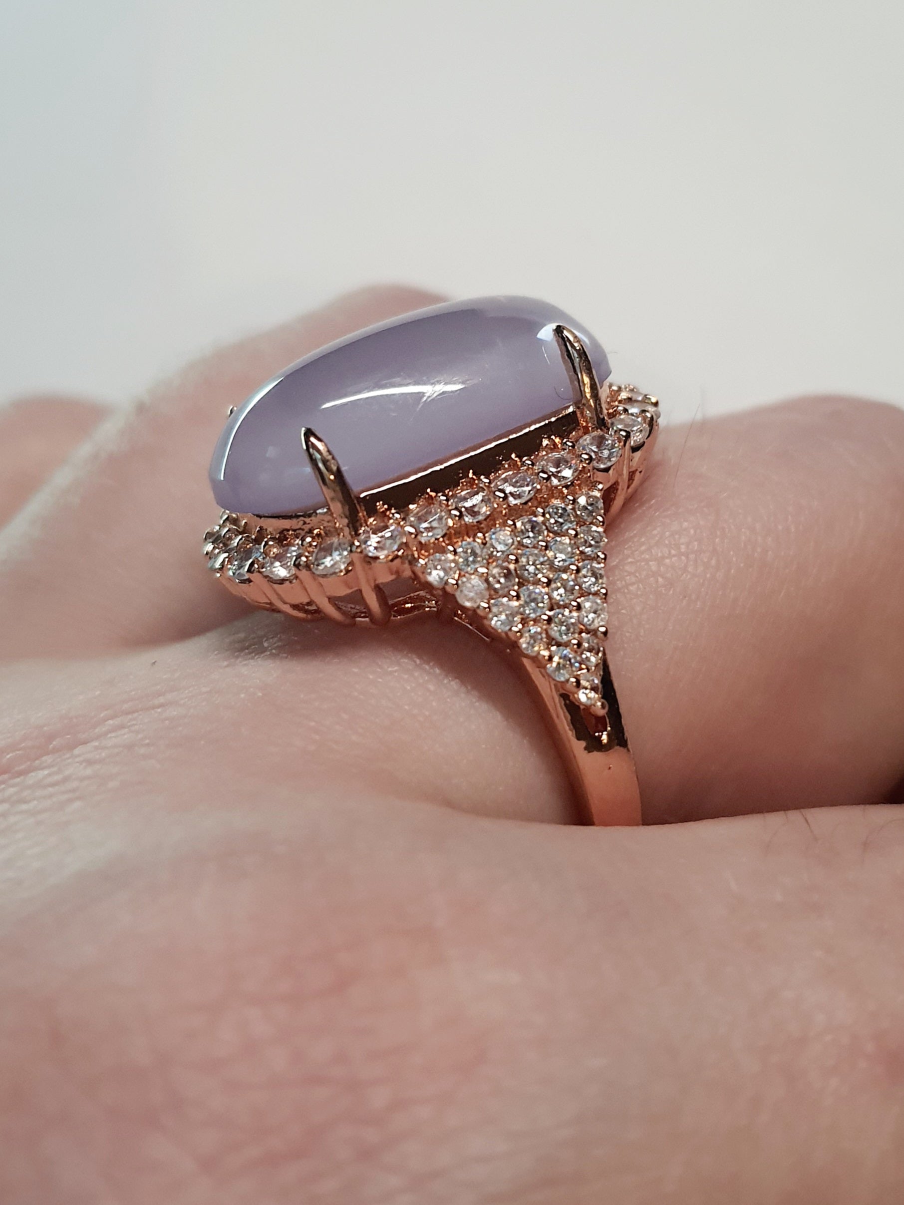 Pierścionek ze złotej stali nierdzewnej z dużym owalnym mleczno-różowym kamieniem otoczonym cyrkoniami w stylu glamour romantycznym. Rozmiar 19 mm. stal chirurgiczna, stal nierdzewna, wodoodporne, hipoalergiczne, jakość premium, RougeBizu.