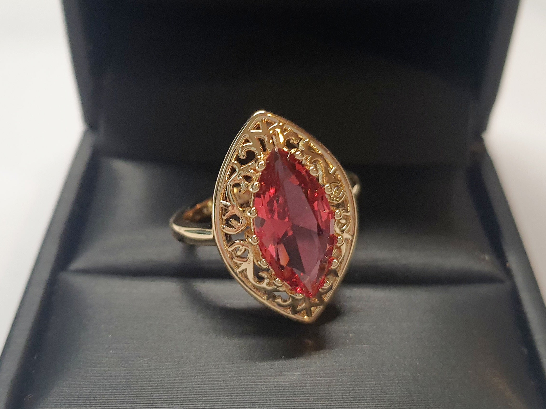 Złoty pierścionek ze stali nierdzewnej z czerwonym kamieniem w kształcie łzy w ażurowej oprawie w stylu glamour vintage. Rozmiar 19 mm. stal chirurgiczna, stal nierdzewna, wodoodporne, hipoalergiczne, jakość premium, RougeBizu.