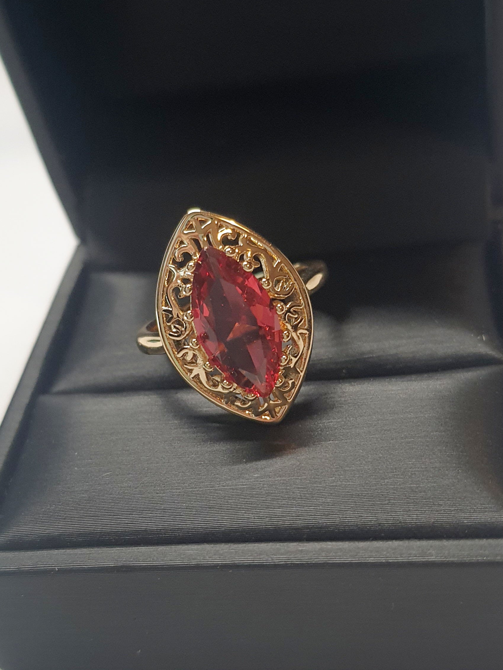 Złoty pierścionek ze stali nierdzewnej z czerwonym kamieniem w kształcie łzy w ażurowej oprawie w stylu glamour vintage. Rozmiar 19 mm. stal chirurgiczna, stal nierdzewna, wodoodporne, hipoalergiczne, jakość premium, RougeBizu.
