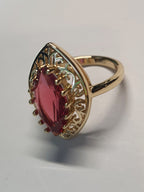 Złoty pierścionek ze stali nierdzewnej z czerwonym kamieniem w kształcie łzy w ażurowej oprawie w stylu glamour vintage. Rozmiar 19 mm. stal chirurgiczna, stal nierdzewna, wodoodporne, hipoalergiczne, jakość premium, RougeBizu.