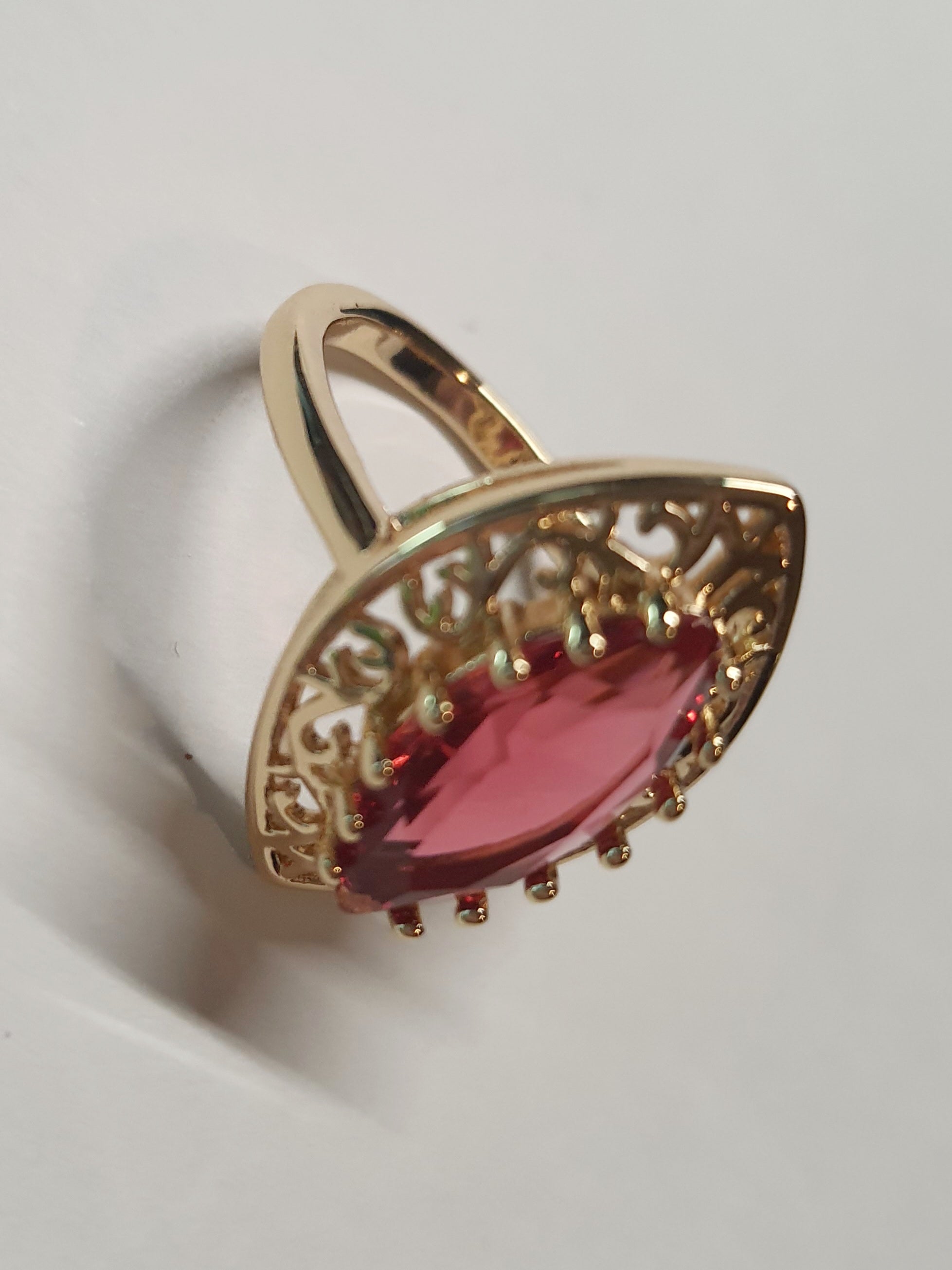 Złoty pierścionek ze stali nierdzewnej z czerwonym kamieniem w kształcie łzy w ażurowej oprawie w stylu glamour vintage. Rozmiar 19 mm. stal chirurgiczna, stal nierdzewna, wodoodporne, hipoalergiczne, jakość premium, RougeBizu.