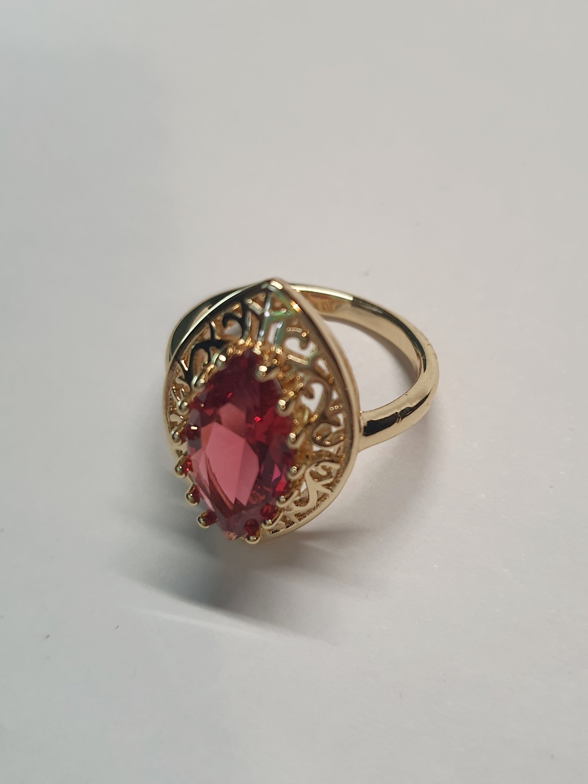 Złoty pierścionek ze stali nierdzewnej z czerwonym kamieniem w kształcie łzy w ażurowej oprawie w stylu glamour vintage. Rozmiar 19 mm. stal chirurgiczna, stal nierdzewna, wodoodporne, hipoalergiczne, jakość premium, RougeBizu.
