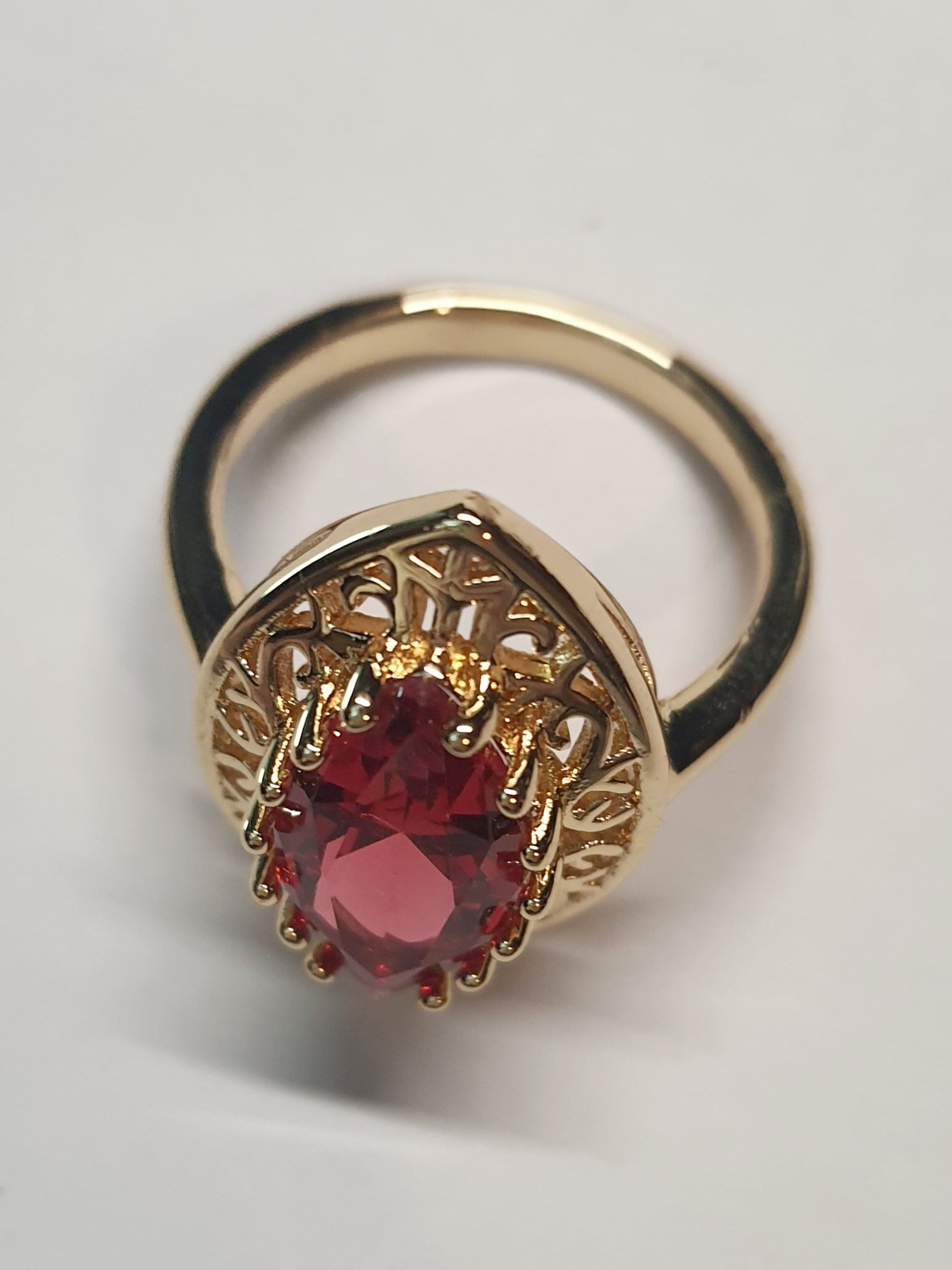 Złoty pierścionek ze stali nierdzewnej z czerwonym kamieniem w kształcie łzy w ażurowej oprawie w stylu glamour vintage. Rozmiar 19 mm. stal chirurgiczna, stal nierdzewna, wodoodporne, hipoalergiczne, jakość premium, RougeBizu.