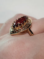 Złoty pierścionek ze stali nierdzewnej z czerwonym kamieniem w kształcie łzy w ażurowej oprawie w stylu glamour vintage. Rozmiar 19 mm. stal chirurgiczna, stal nierdzewna, wodoodporne, hipoalergiczne, jakość premium, RougeBizu.