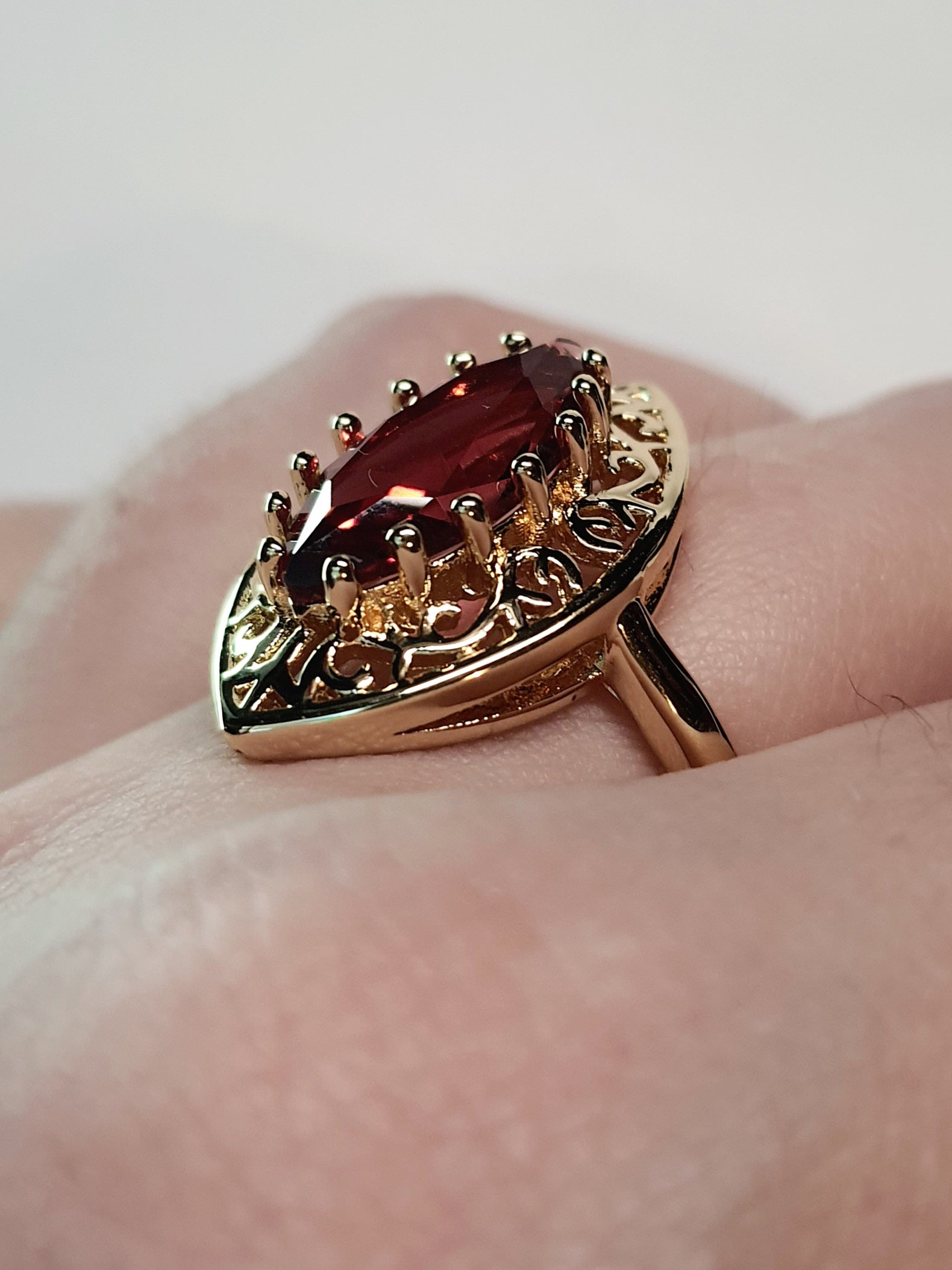 Złoty pierścionek ze stali nierdzewnej z czerwonym kamieniem w kształcie łzy w ażurowej oprawie w stylu glamour vintage. Rozmiar 19 mm. stal chirurgiczna, stal nierdzewna, wodoodporne, hipoalergiczne, jakość premium, RougeBizu.