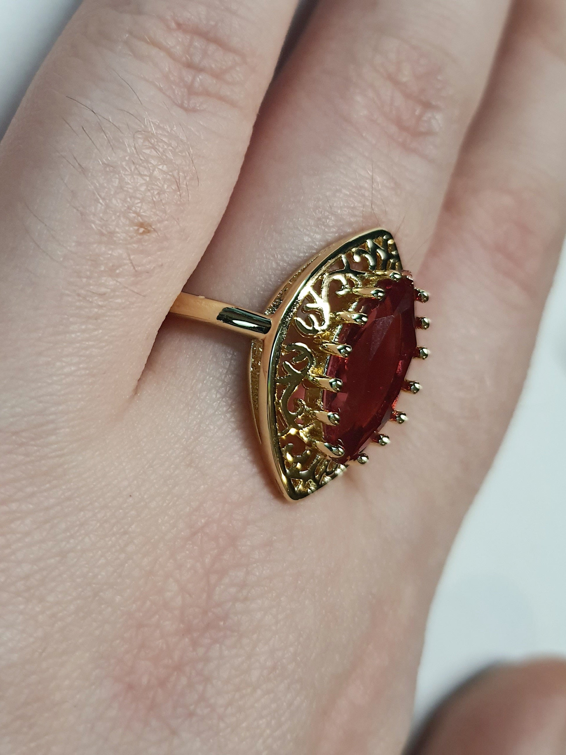 Złoty pierścionek ze stali nierdzewnej z czerwonym kamieniem w kształcie łzy w ażurowej oprawie w stylu glamour vintage. Rozmiar 19 mm. stal chirurgiczna, stal nierdzewna, wodoodporne, hipoalergiczne, jakość premium, RougeBizu.