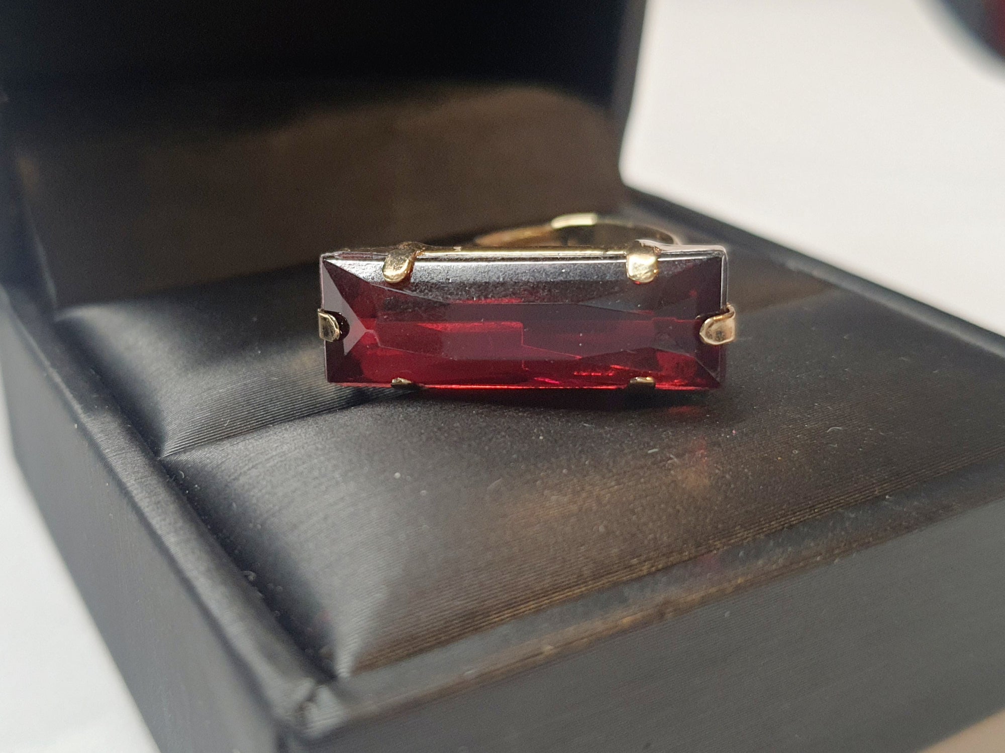 Złoty pierścionek z długim rubinowym kamieniem w stylu glamour vintage, elegancki i efektowny. Rozmiar 17 mm, lekko regulowany. Stal nierdzewna, stal chirurgiczna, wodoodporne, hipoalergiczne, jakość premium. Rouge Bizu.