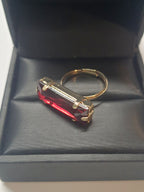 Złoty pierścionek z długim rubinowym kamieniem w stylu glamour vintage, elegancki i efektowny. Rozmiar 17 mm, lekko regulowany. Stal nierdzewna, stal chirurgiczna, wodoodporne, hipoalergiczne, jakość premium. Rouge Bizu.