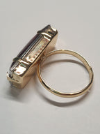 Złoty pierścionek z długim rubinowym kamieniem w stylu glamour vintage, elegancki i efektowny. Rozmiar 17 mm, lekko regulowany. Stal nierdzewna, stal chirurgiczna, wodoodporne, hipoalergiczne, jakość premium. Rouge Bizu.