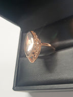 Złoty pierścionek ze stali nierdzewnej z opalizującym lustrzanym kamieniem w kształcie łezki, w stylu glamour i eleganckim. Rozmiar 19 mm. stal chirurgiczna, stal nierdzewna, wodoodporne, hipoalergiczne, jakość premium, RougeBizu.