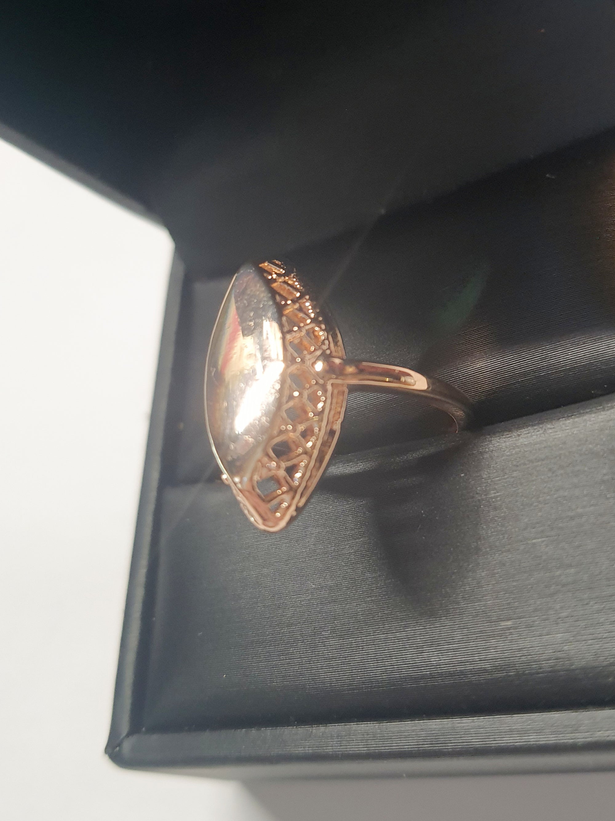 Złoty pierścionek ze stali nierdzewnej z opalizującym lustrzanym kamieniem w kształcie łezki, w stylu glamour i eleganckim. Rozmiar 19 mm. stal chirurgiczna, stal nierdzewna, wodoodporne, hipoalergiczne, jakość premium, RougeBizu.