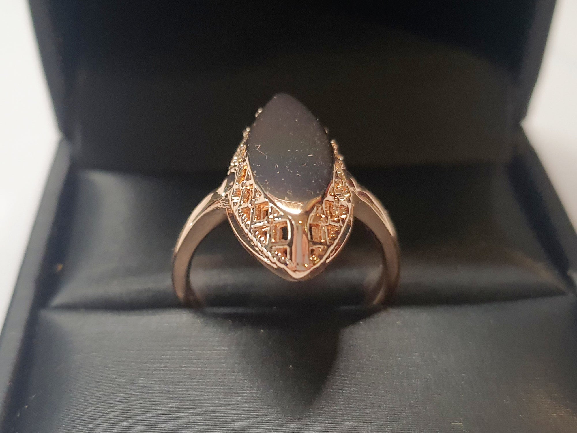 Złoty pierścionek ze stali nierdzewnej z opalizującym lustrzanym kamieniem w kształcie łezki, w stylu glamour i eleganckim. Rozmiar 19 mm. stal chirurgiczna, stal nierdzewna, wodoodporne, hipoalergiczne, jakość premium, RougeBizu.