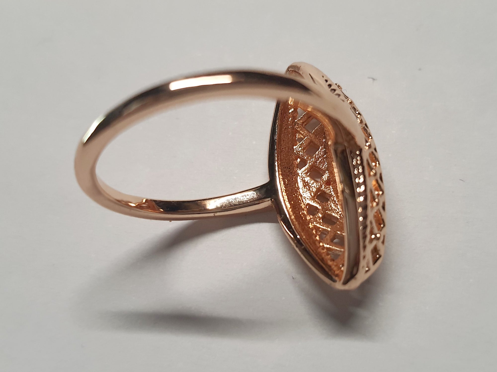Złoty pierścionek ze stali nierdzewnej z opalizującym lustrzanym kamieniem w kształcie łezki, w stylu glamour i eleganckim. Rozmiar 19 mm. stal chirurgiczna, stal nierdzewna, wodoodporne, hipoalergiczne, jakość premium, RougeBizu.