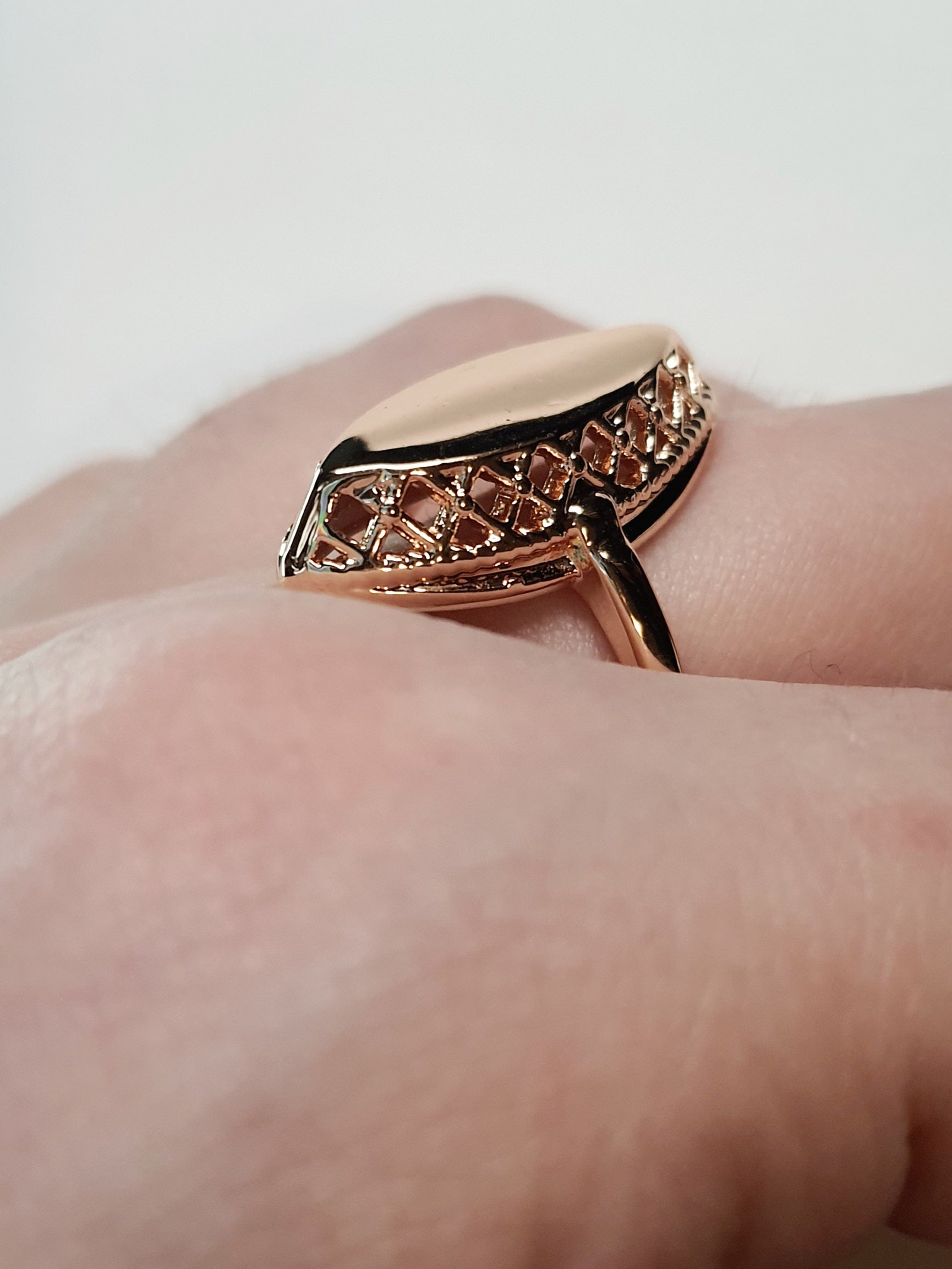 Złoty pierścionek ze stali nierdzewnej z opalizującym lustrzanym kamieniem w kształcie łezki, w stylu glamour i eleganckim. Rozmiar 19 mm. stal chirurgiczna, stal nierdzewna, wodoodporne, hipoalergiczne, jakość premium, RougeBizu.