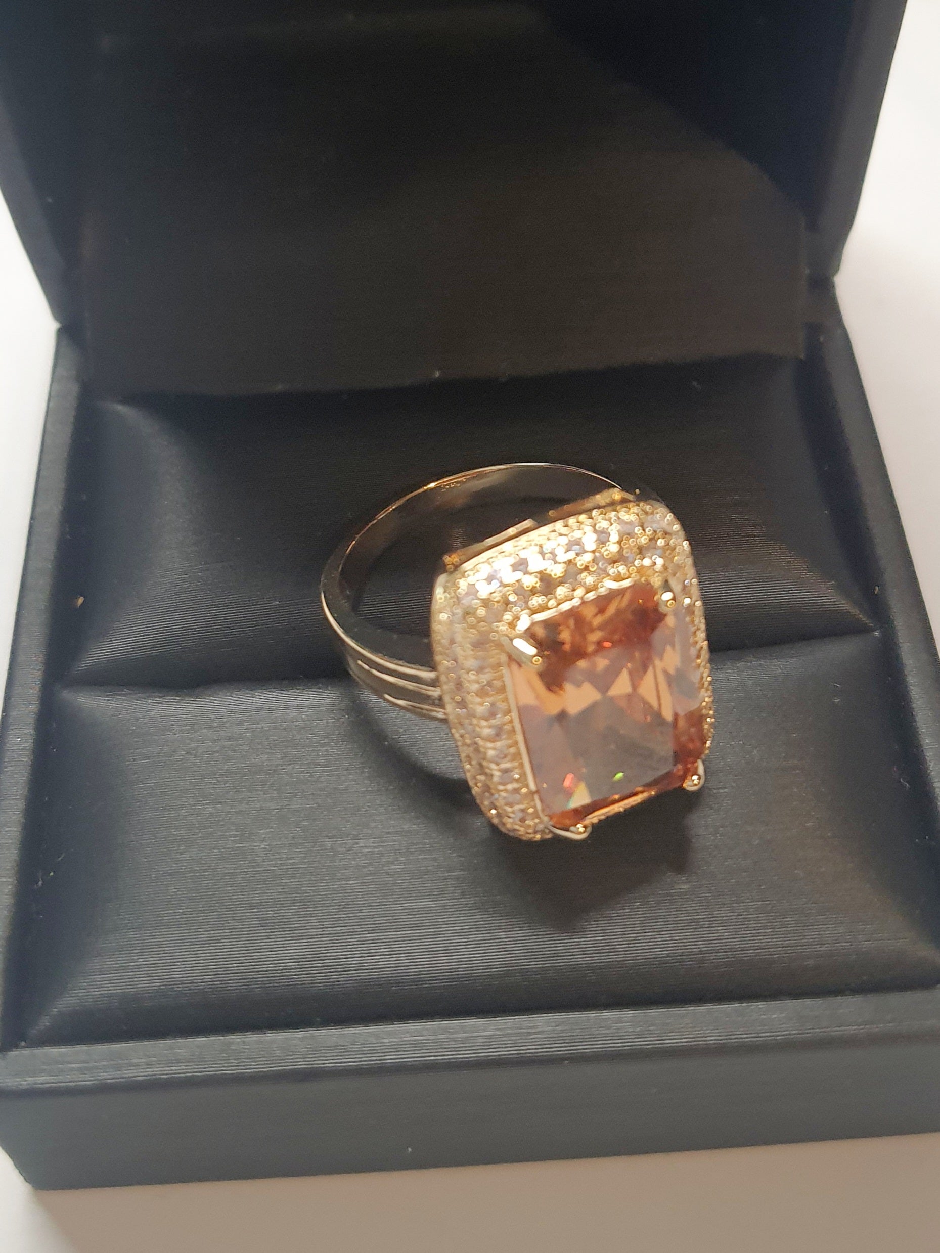 Pierścionek ze złotej stali nierdzewnej z prostokątnym miodowym kamieniem w stylu glamour vintage, otoczony cyrkoniami, elegancki i kobiecy. Rozmiar 19 mm. stal chirurgiczna, stal nierdzewna, wodoodporne, hipoalergiczne, jakość premium, RougeBizu.