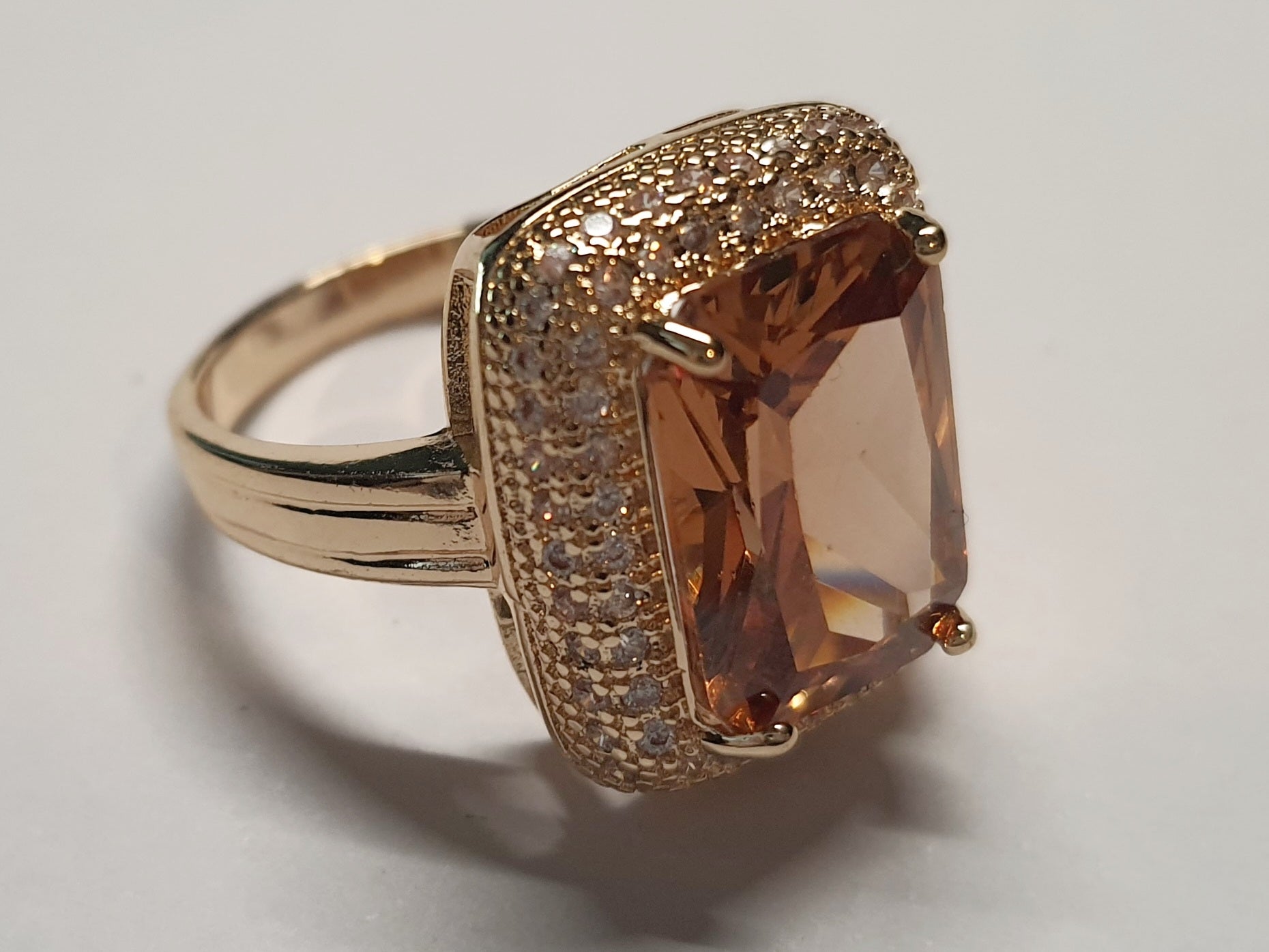 Pierścionek ze złotej stali nierdzewnej z prostokątnym miodowym kamieniem w stylu glamour vintage, otoczony cyrkoniami, elegancki i kobiecy. Rozmiar 19 mm. stal chirurgiczna, stal nierdzewna, wodoodporne, hipoalergiczne, jakość premium, RougeBizu.