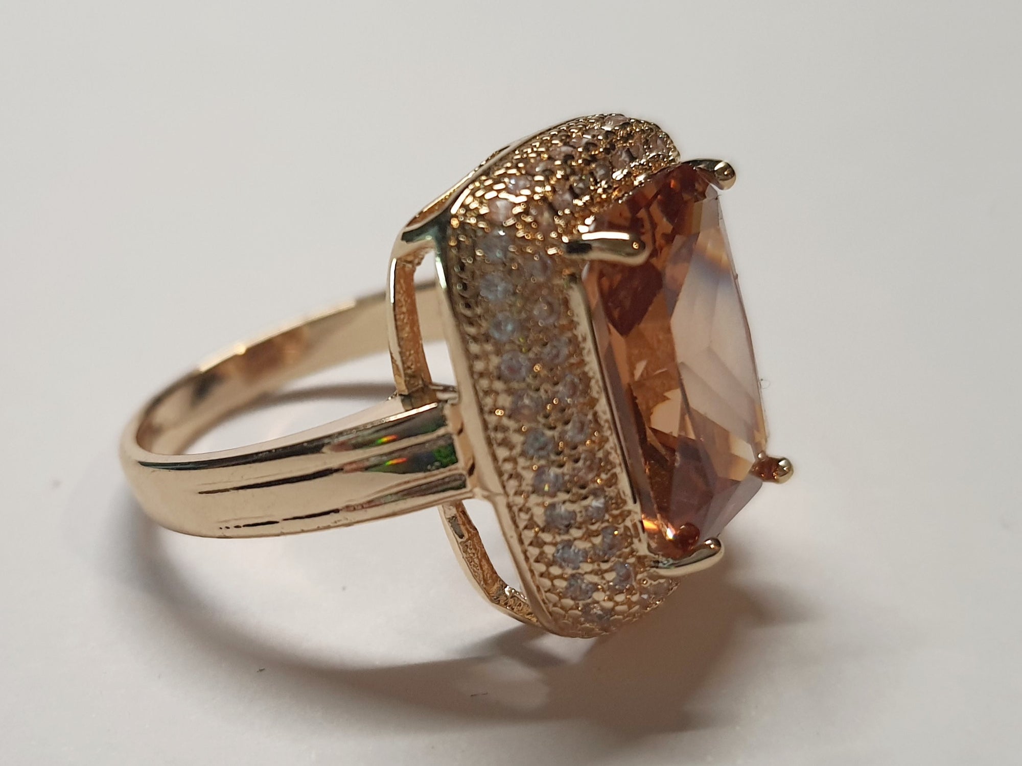 Pierścionek ze złotej stali nierdzewnej z prostokątnym miodowym kamieniem w stylu glamour vintage, otoczony cyrkoniami, elegancki i kobiecy. Rozmiar 19 mm. stal chirurgiczna, stal nierdzewna, wodoodporne, hipoalergiczne, jakość premium, RougeBizu.