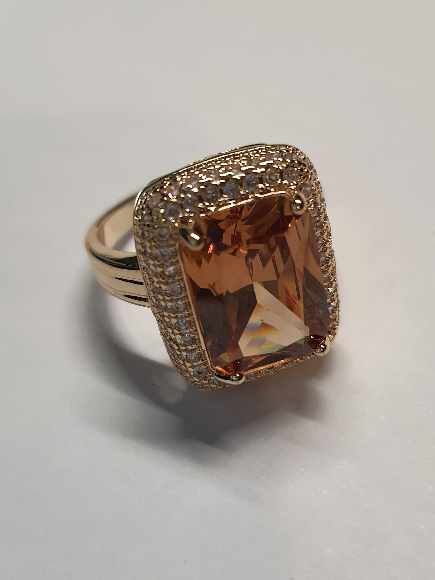 Pierścionek ze złotej stali nierdzewnej z prostokątnym miodowym kamieniem w stylu glamour vintage, otoczony cyrkoniami, elegancki i kobiecy. Rozmiar 19 mm. stal chirurgiczna, stal nierdzewna, wodoodporne, hipoalergiczne, jakość premium, RougeBizu.