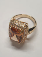 Pierścionek ze złotej stali nierdzewnej z prostokątnym miodowym kamieniem w stylu glamour vintage, otoczony cyrkoniami, elegancki i kobiecy. Rozmiar 19 mm. stal chirurgiczna, stal nierdzewna, wodoodporne, hipoalergiczne, jakość premium, RougeBizu.