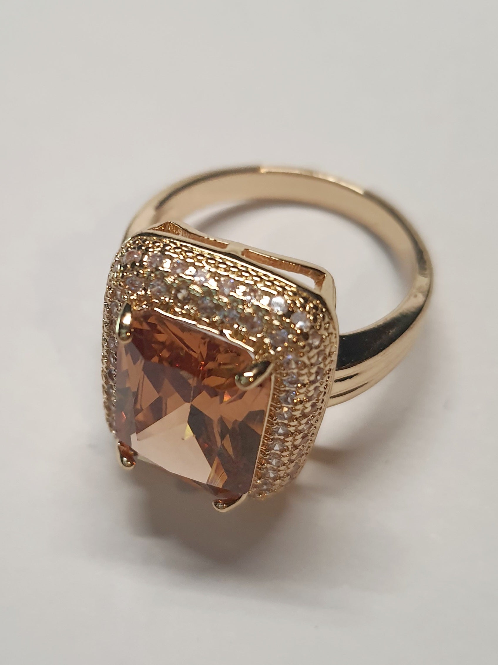 Pierścionek ze złotej stali nierdzewnej z prostokątnym miodowym kamieniem w stylu glamour vintage, otoczony cyrkoniami, elegancki i kobiecy. Rozmiar 19 mm. stal chirurgiczna, stal nierdzewna, wodoodporne, hipoalergiczne, jakość premium, RougeBizu.