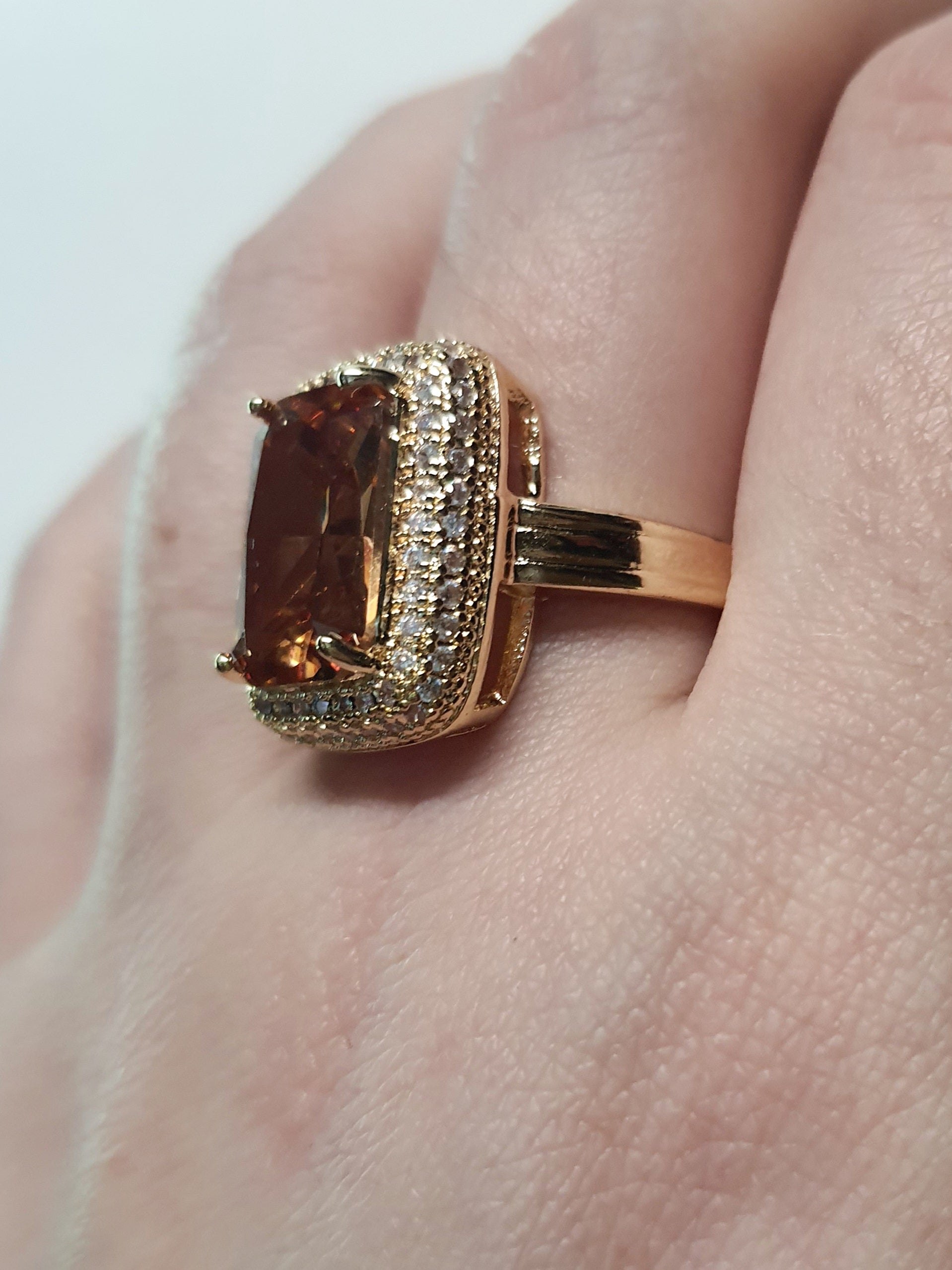 Pierścionek ze złotej stali nierdzewnej z prostokątnym miodowym kamieniem w stylu glamour vintage, otoczony cyrkoniami, elegancki i kobiecy. Rozmiar 19 mm. stal chirurgiczna, stal nierdzewna, wodoodporne, hipoalergiczne, jakość premium, RougeBizu.