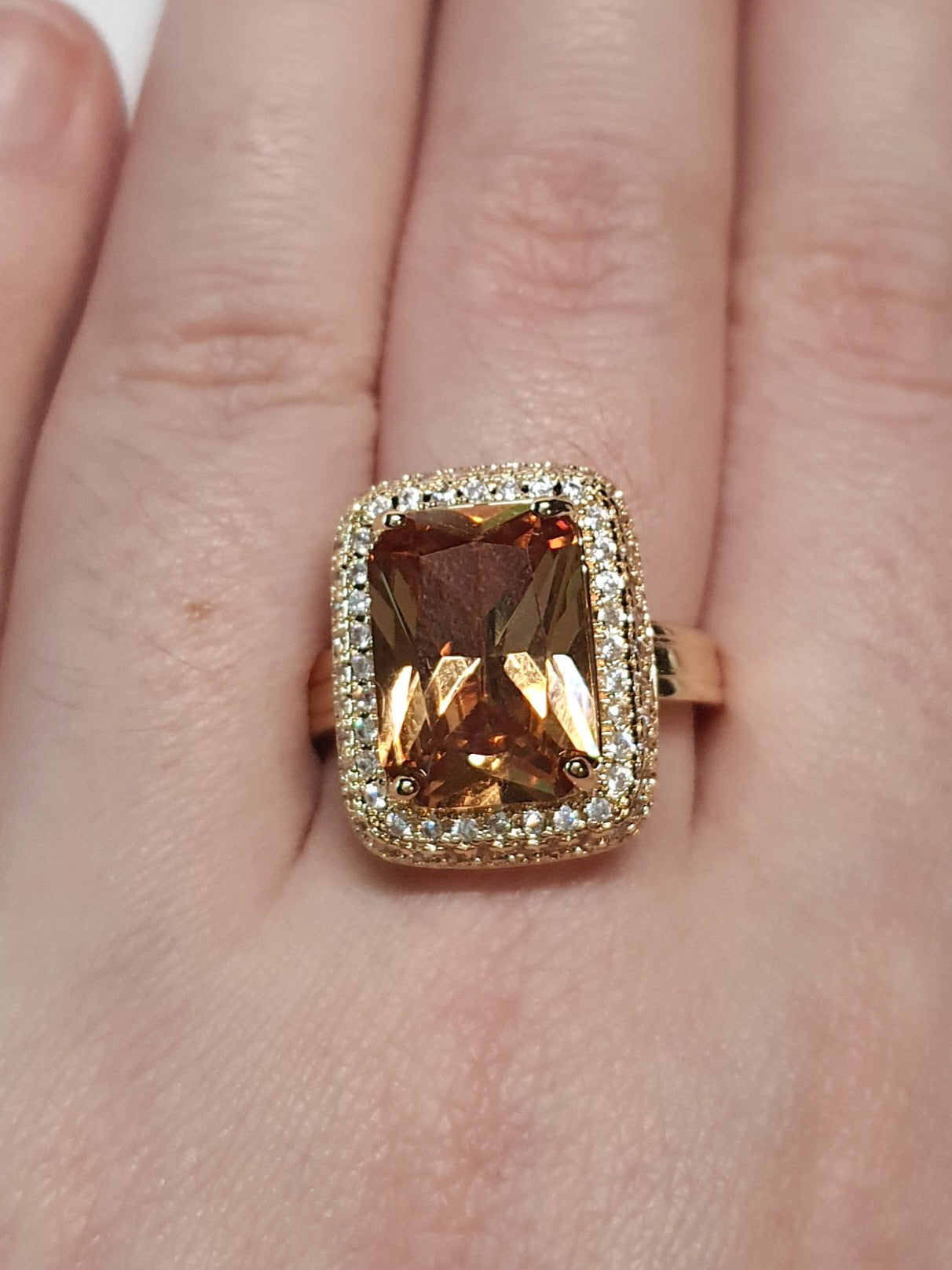 Pierścionek ze złotej stali nierdzewnej z prostokątnym miodowym kamieniem w stylu glamour vintage, otoczony cyrkoniami, elegancki i kobiecy. Rozmiar 19 mm. stal chirurgiczna, stal nierdzewna, wodoodporne, hipoalergiczne, jakość premium, RougeBizu.