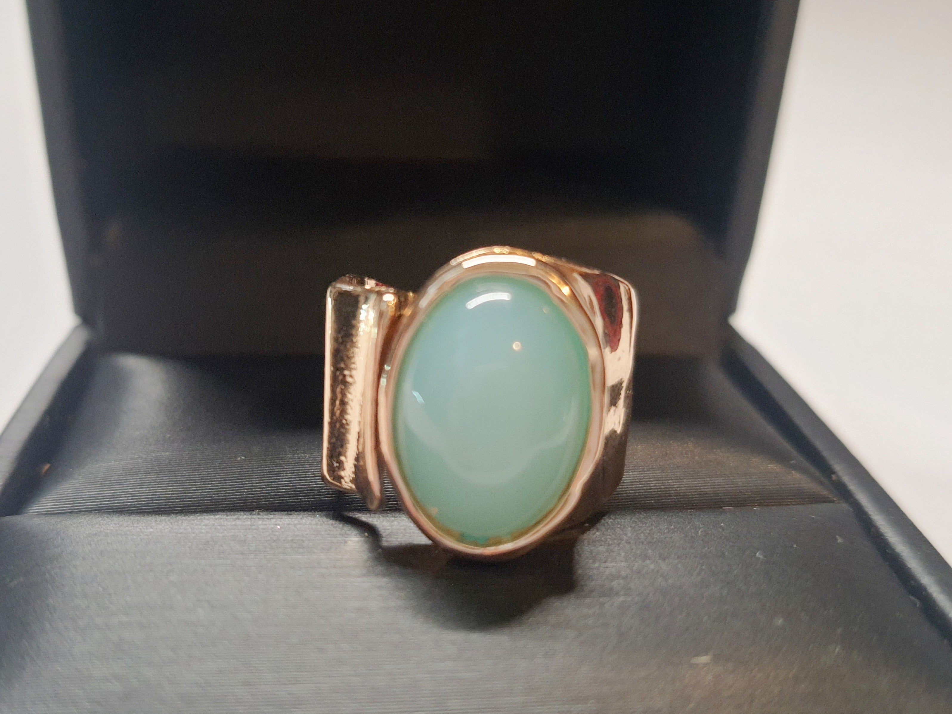 Złoty pierścionek ze stali nierdzewnej z owalnym kamieniem w kolorze morskiej zieleni, o nieregularnej formie w stylu artystycznym i retro. Rozmiar 16 mm. stal chirurgiczna, stal nierdzewna, wodoodporne, hipoalergiczne, jakość premium, RougeBizu.