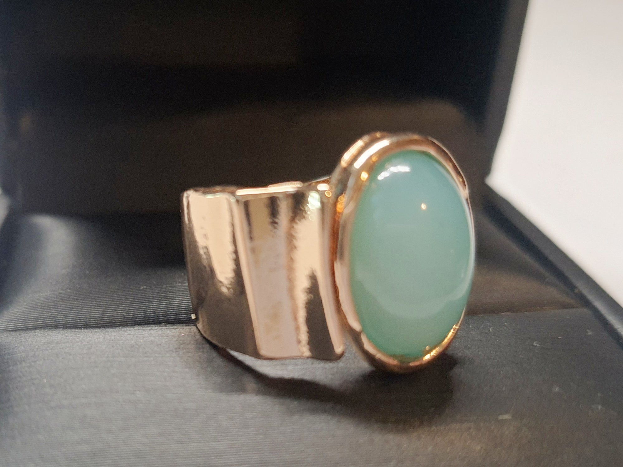 Złoty pierścionek ze stali nierdzewnej z owalnym kamieniem w kolorze morskiej zieleni, o nieregularnej formie w stylu artystycznym i retro. Rozmiar 16 mm. stal chirurgiczna, stal nierdzewna, wodoodporne, hipoalergiczne, jakość premium, RougeBizu.