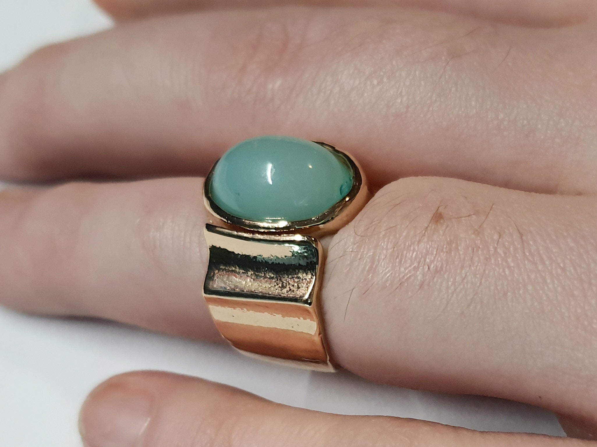 Złoty pierścionek ze stali nierdzewnej z owalnym kamieniem w kolorze morskiej zieleni, o nieregularnej formie w stylu artystycznym i retro. Rozmiar 16 mm. stal chirurgiczna, stal nierdzewna, wodoodporne, hipoalergiczne, jakość premium, RougeBizu.