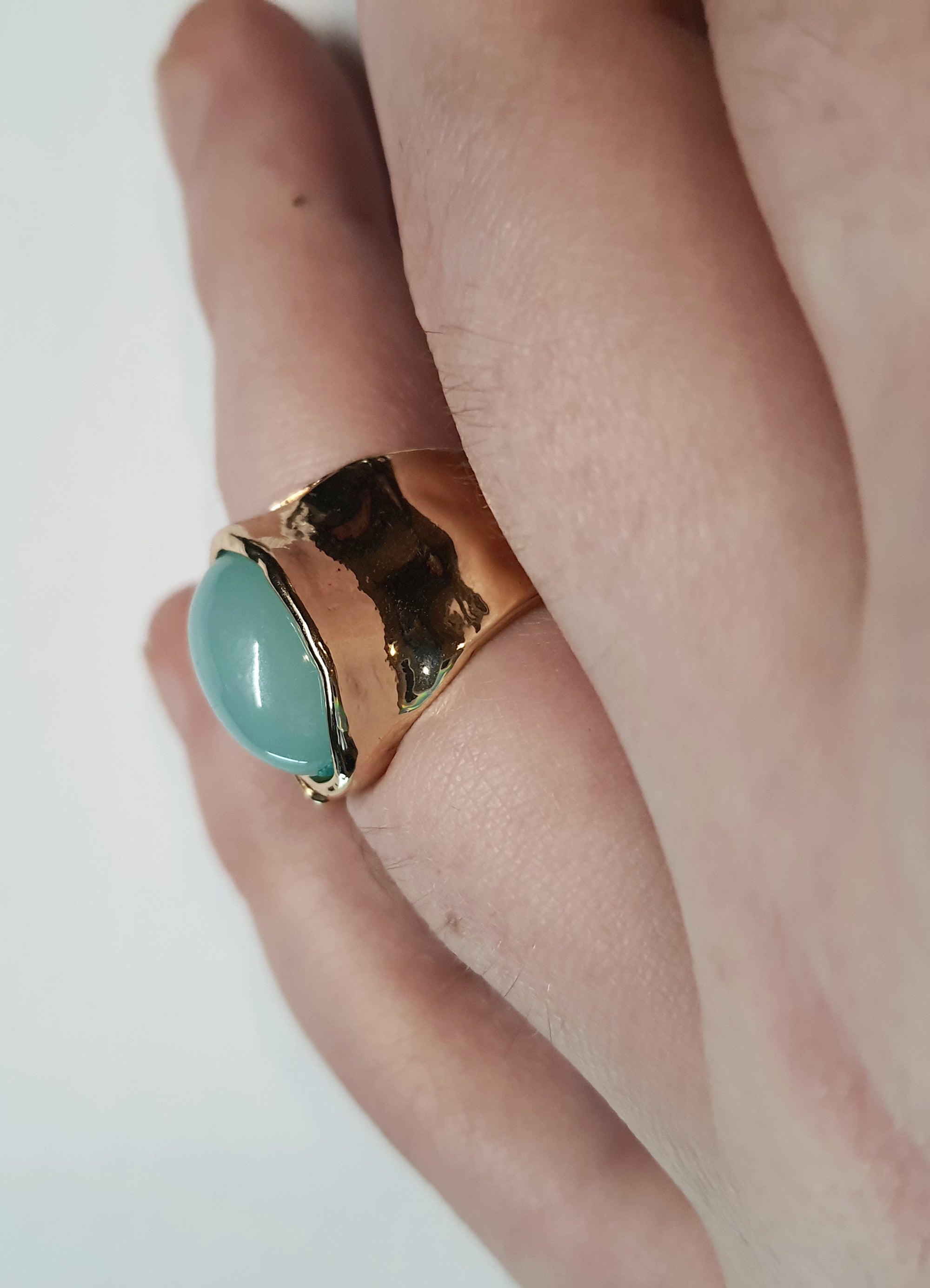 Złoty pierścionek ze stali nierdzewnej z owalnym kamieniem w kolorze morskiej zieleni, o nieregularnej formie w stylu artystycznym i retro. Rozmiar 16 mm. stal chirurgiczna, stal nierdzewna, wodoodporne, hipoalergiczne, jakość premium, RougeBizu.