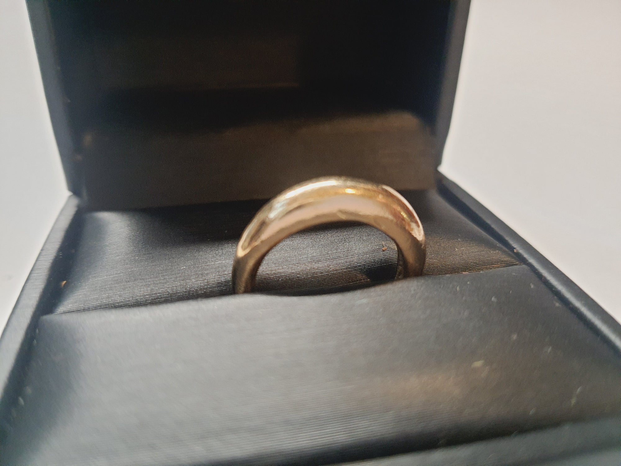 Złoty pierścionek ze stali nierdzewnej o otwartej, płynnej formie półksiężyca w stylu minimalistycznym i nowoczesnym. Rozmiar 16 mm. stal chirurgiczna, stal nierdzewna, wodoodporne, hipoalergiczne, jakość premium, RougeBizu.